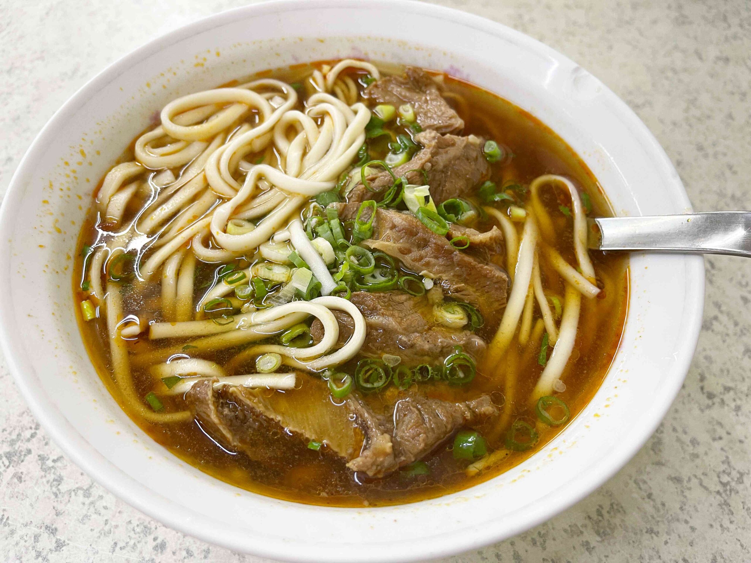 【小巨蛋美食】正宗老陳牛肉麵，台北小巨蛋吃得飽牛肉麵推薦 (菜單) @厚片嘴角帶便當