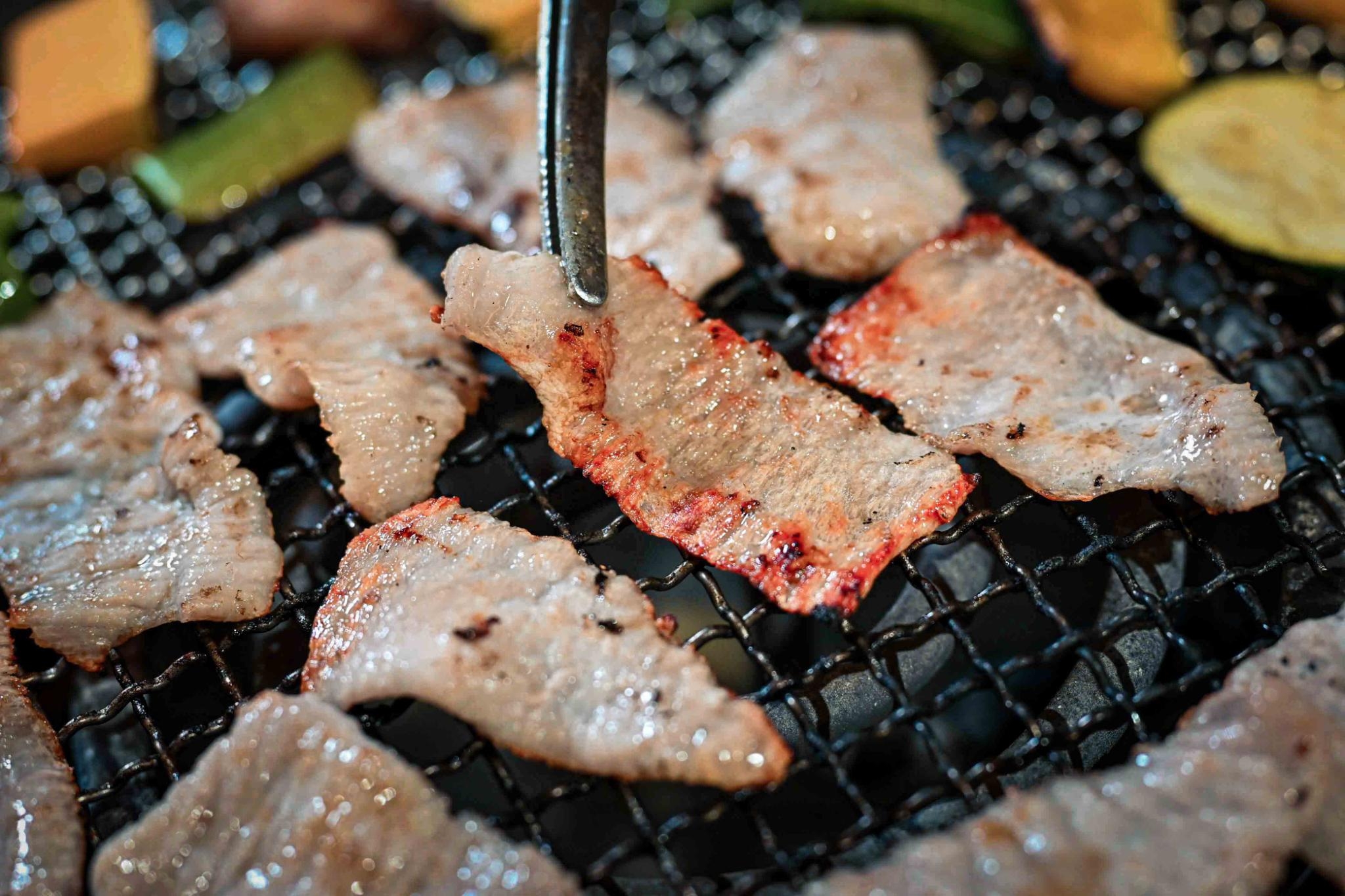 【新莊美食】輔大饞饞燒肉鍋物，肉質好又便宜，還不吃垮你？ (推薦 菜單) @厚片嘴角帶便當