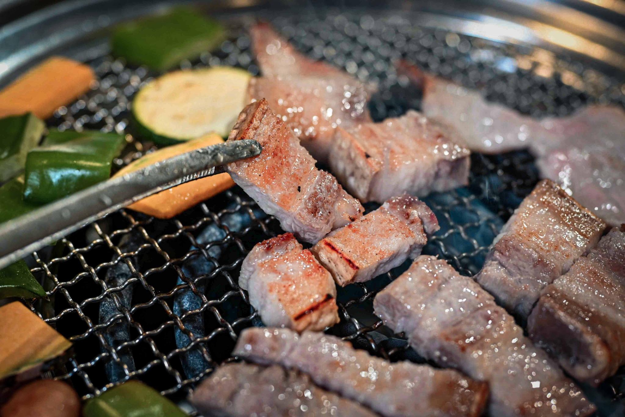 【新莊美食】輔大饞饞燒肉鍋物，肉質好又便宜，還不吃垮你？ (推薦 菜單) @厚片嘴角帶便當