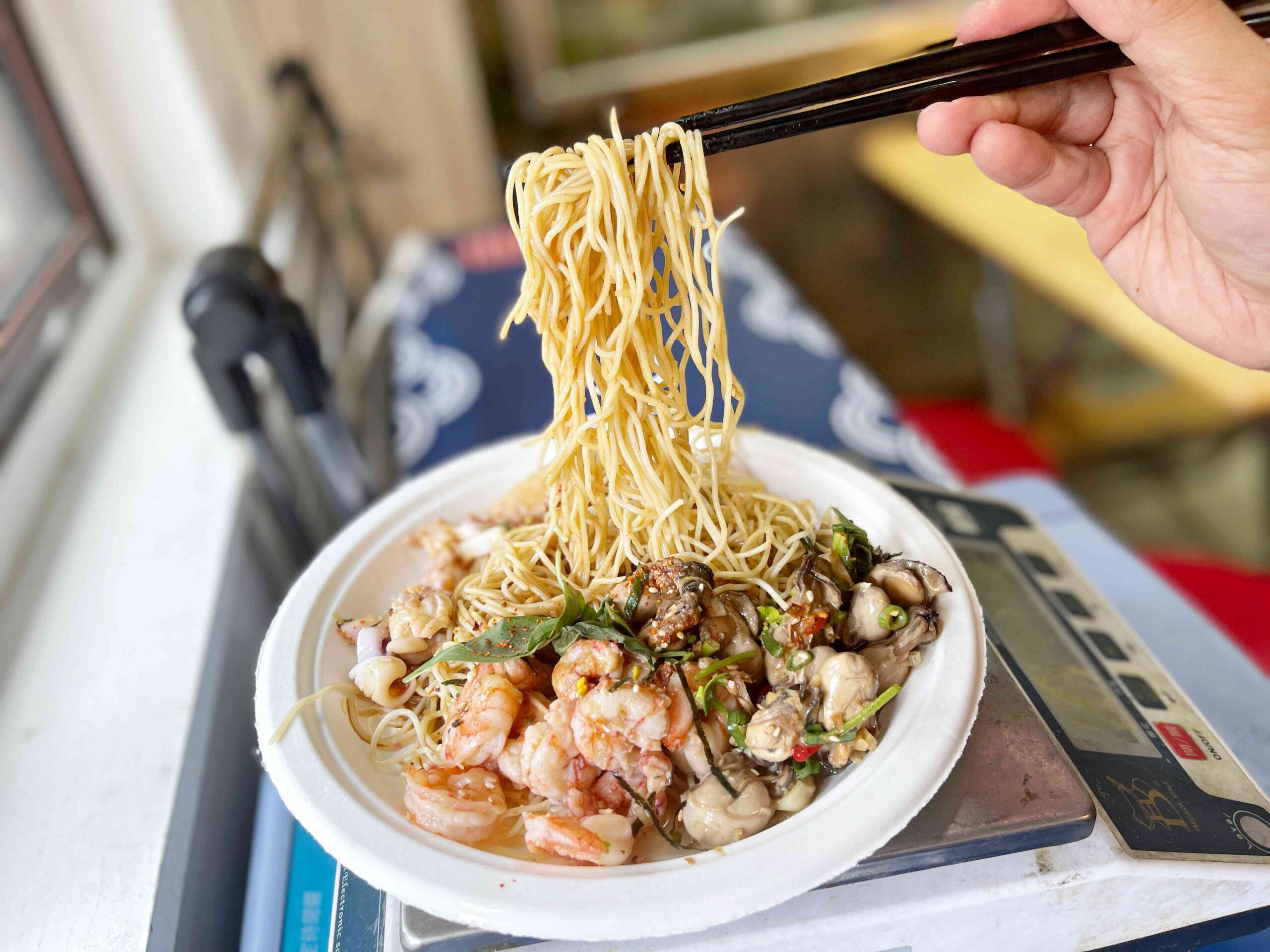 【基隆美食】仁愛市場吳姳麵館推薦，不要再點男子漢蚵仔蓋飯啦！(菜單) @厚片嘴角帶便當