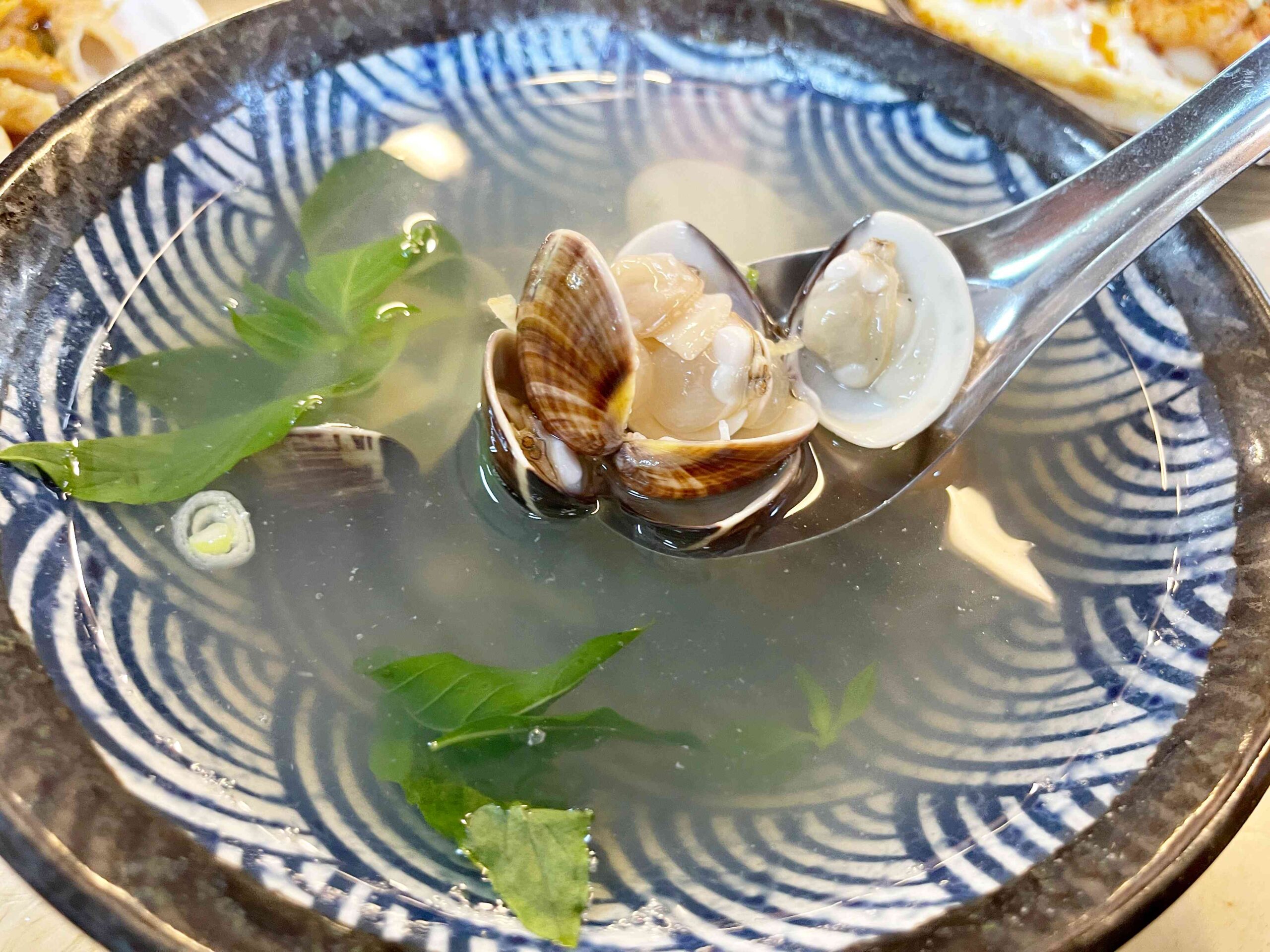 【基隆美食】仁愛市場吳姳麵館推薦，不要再點男子漢蚵仔蓋飯啦！(菜單) @厚片嘴角帶便當