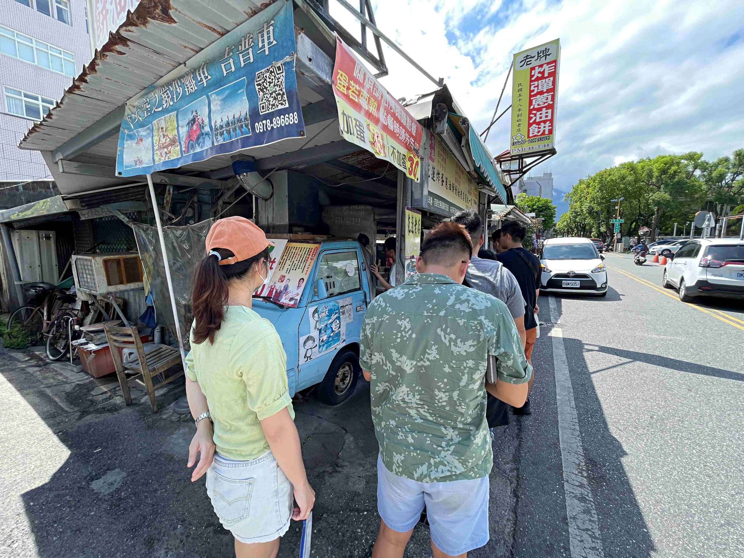 【花蓮美食】老牌炸蛋蔥油餅 黃車藍車推薦哪一家？(菜單) @厚片嘴角帶便當