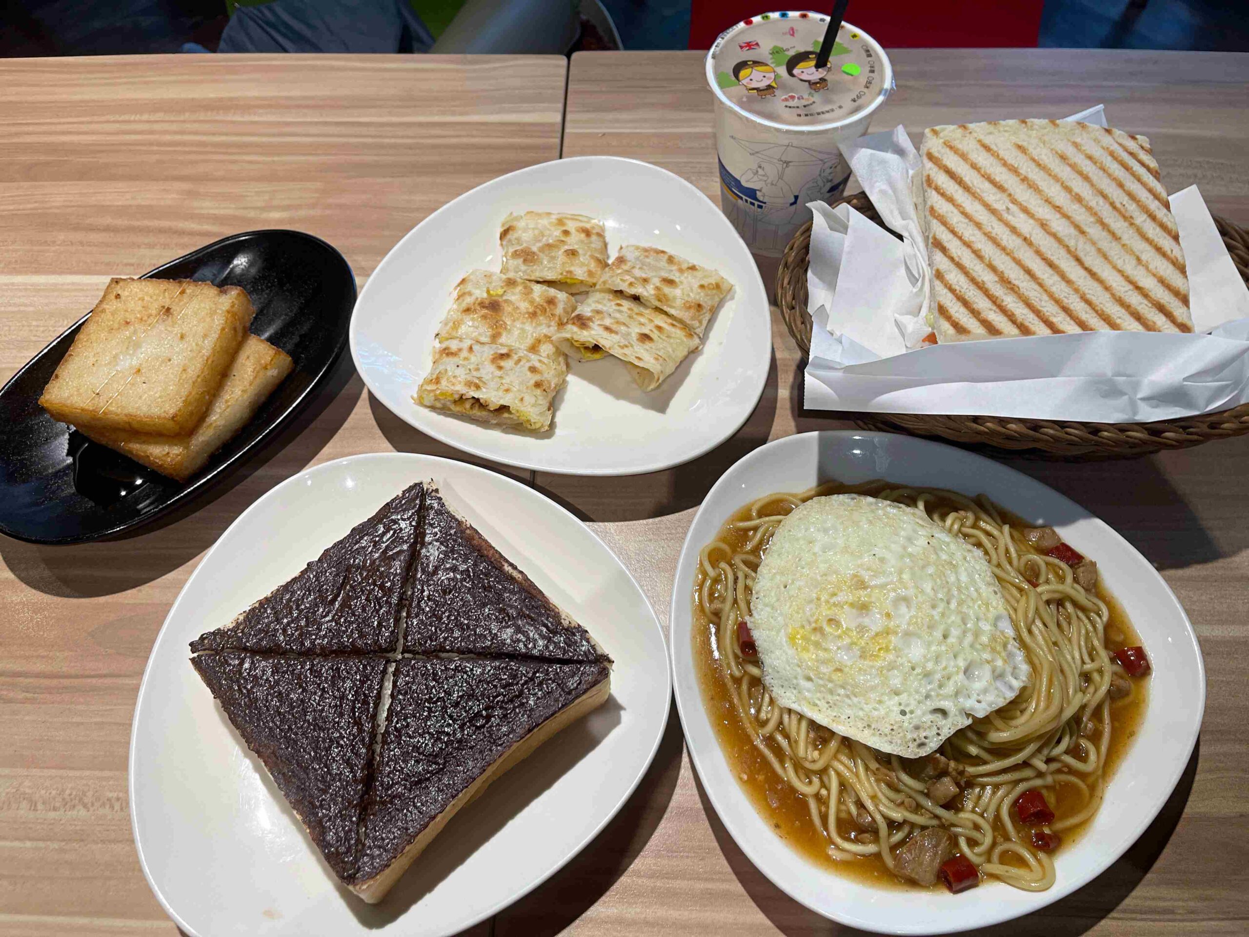 【南港美食】南港人 早午餐，早午餐微雷不推薦 (菜單) @厚片嘴角帶便當