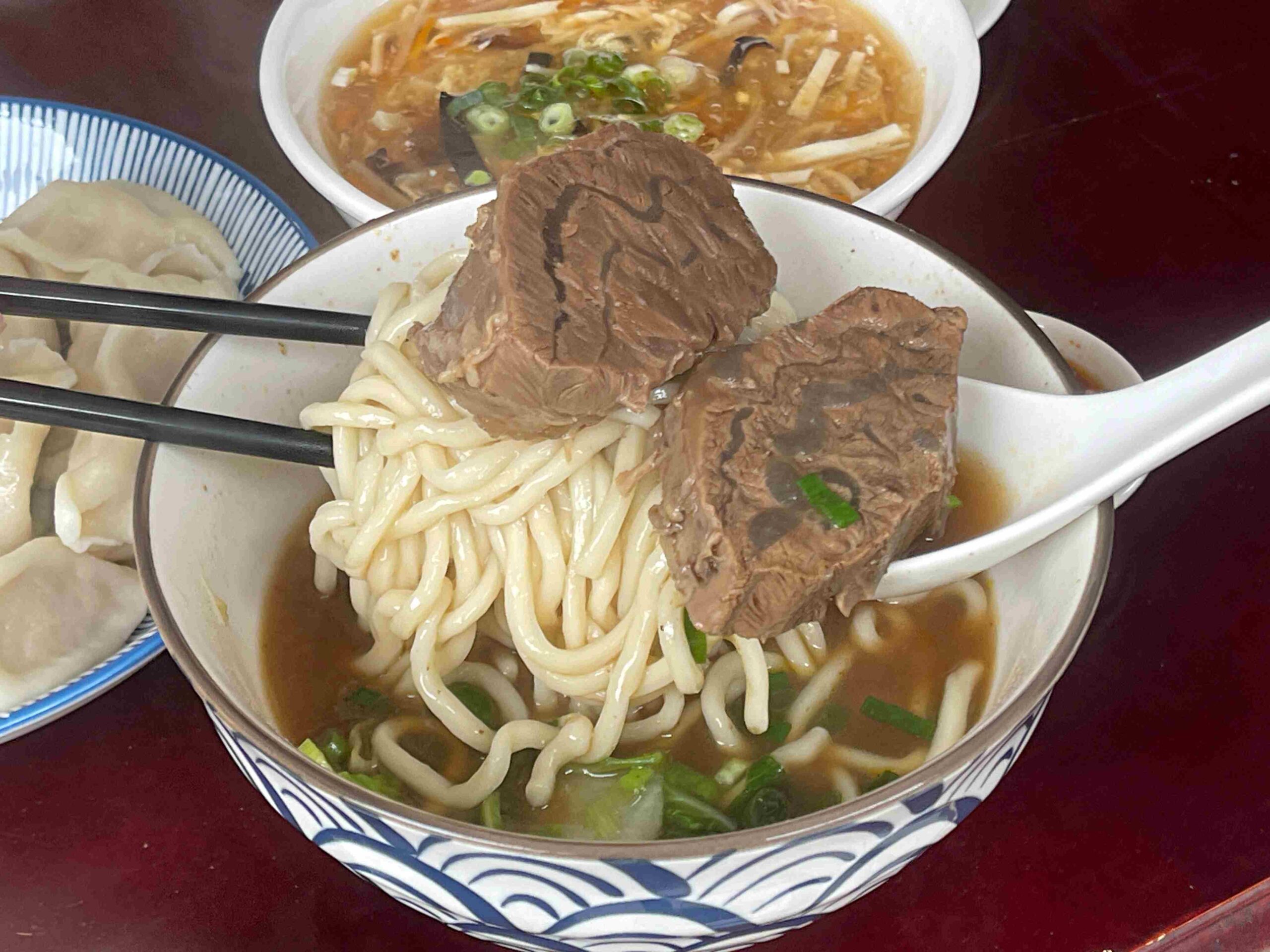 【內湖美食】牛閣精緻麵館-內科店，(二訪)文德港墘牛肉麵推薦！(菜單) @厚片嘴角帶便當