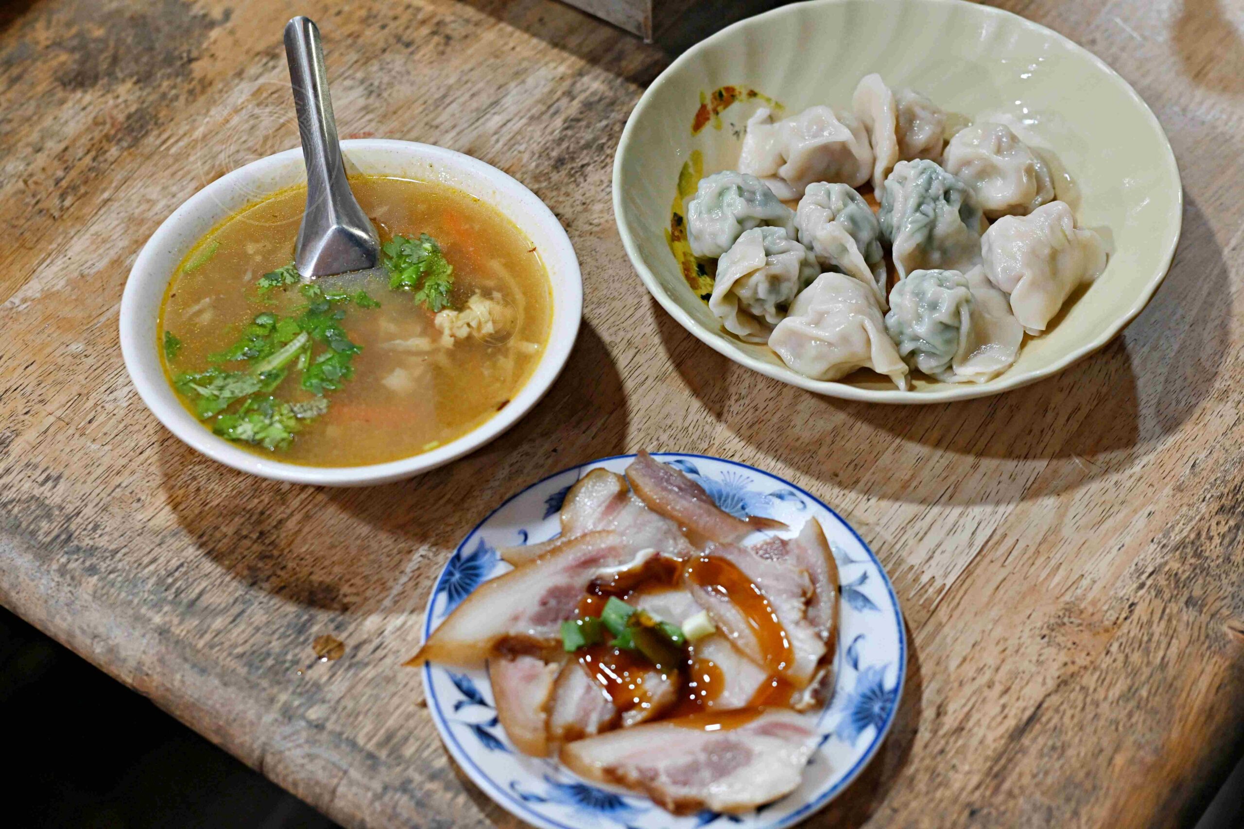 【景美夜市美食】楊家手工水餃，在地人瘋排飽滿三十年爆汁韭菜水餃推薦！(菜單) @趙先生吃飯