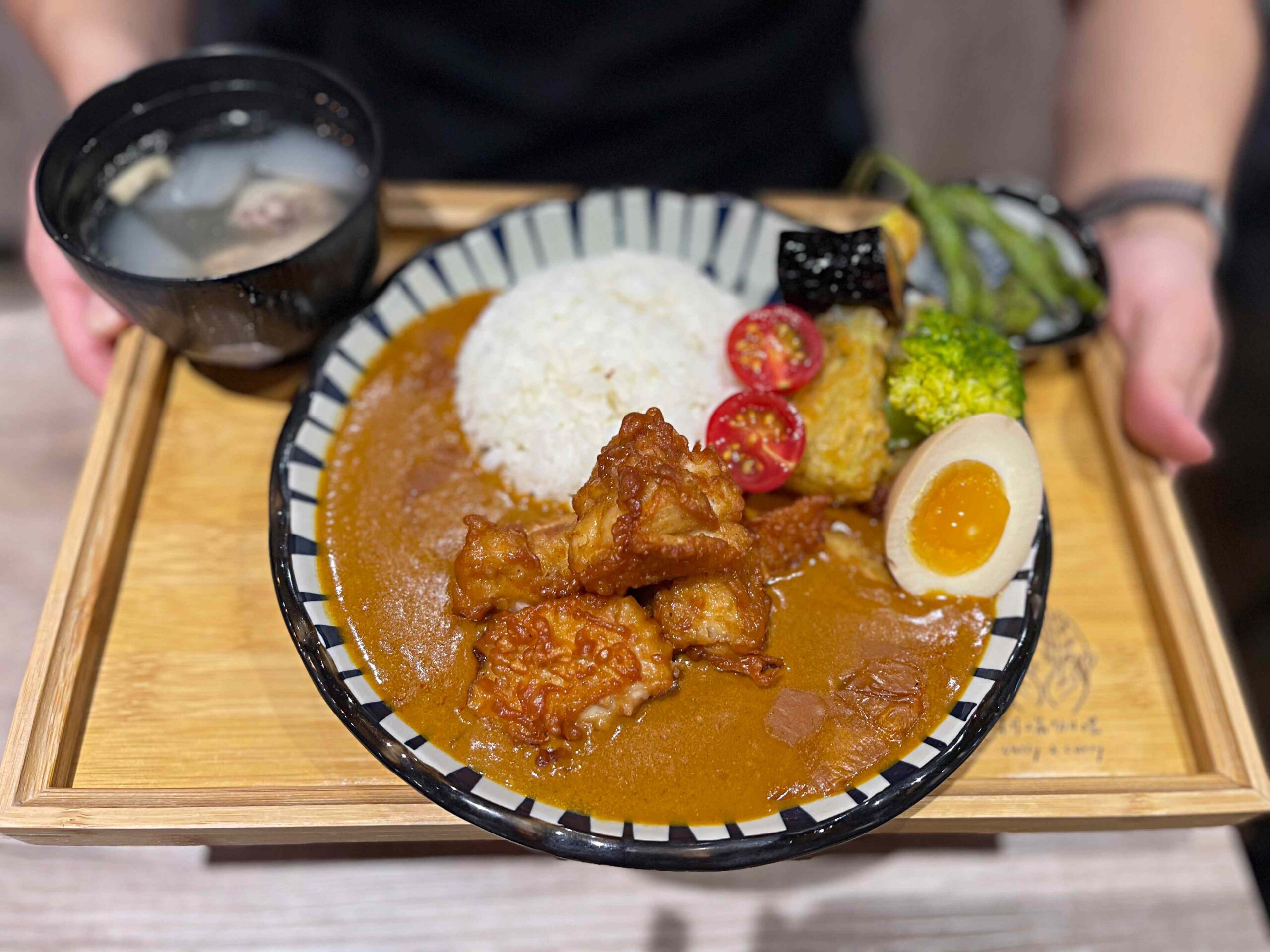 【南京三民美食】柯瑞咖哩curry&#038;curry，巷弄內必吃咖哩 (菜單) @厚片嘴角帶便當