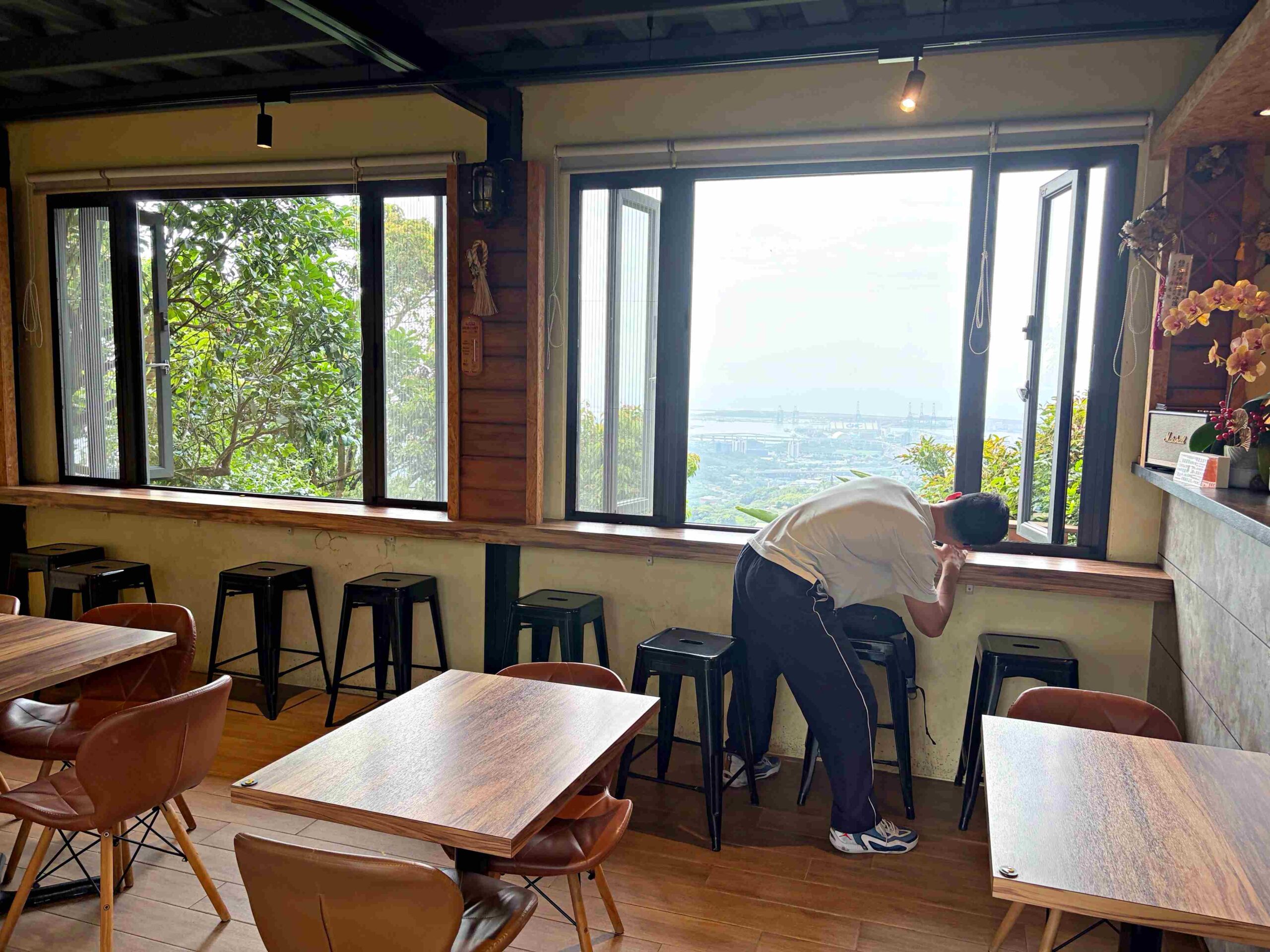 【八里美食】嵐天咖啡館，環山群繞蟲鳴鳥叫，超美不現時景觀咖啡廳推薦(菜單)(寵物友善) @趙先生吃飯