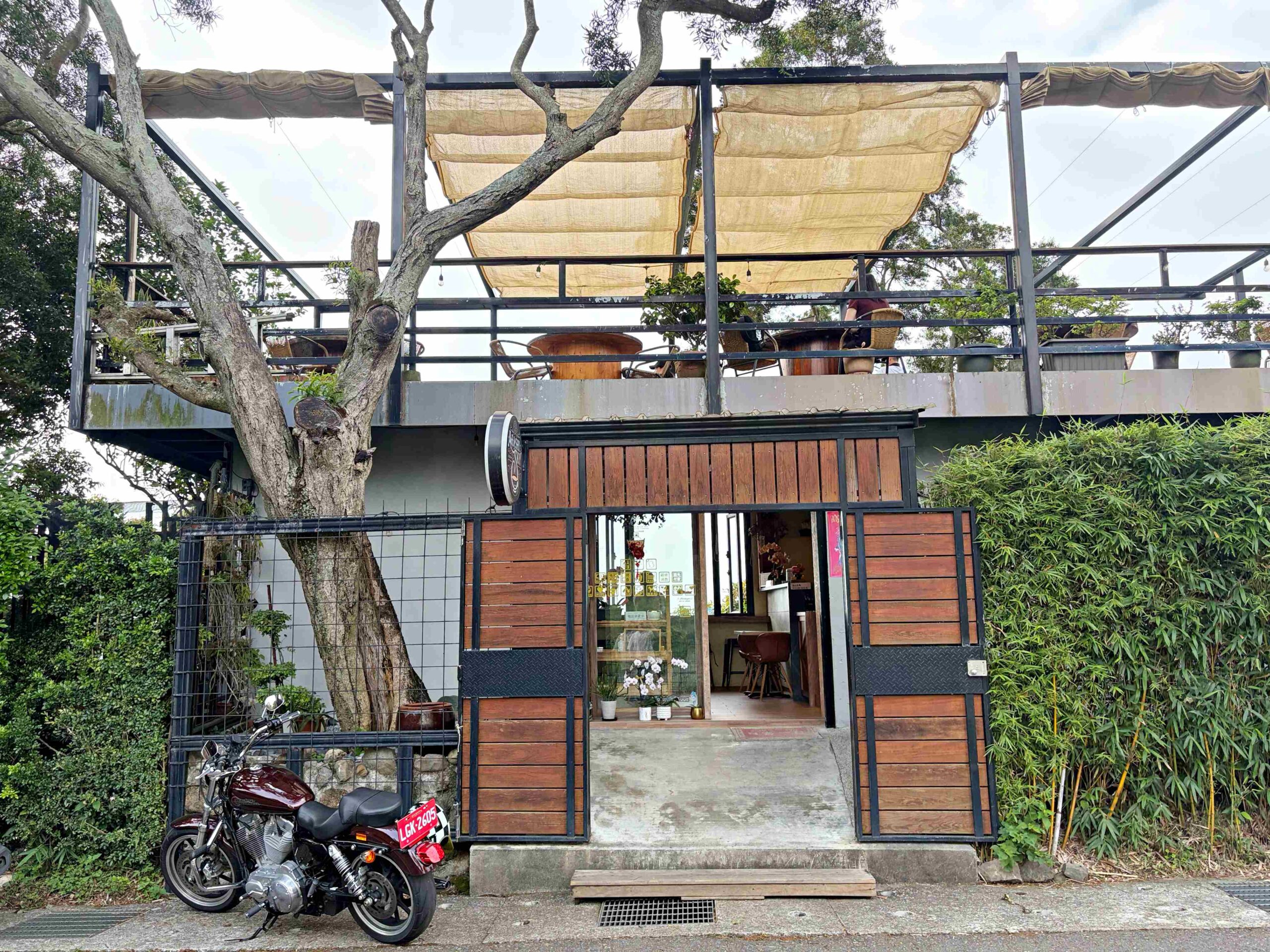 【八里美食】嵐天咖啡館，環山群繞蟲鳴鳥叫，超美不現時景觀咖啡廳推薦(菜單)(寵物友善) @趙先生吃飯