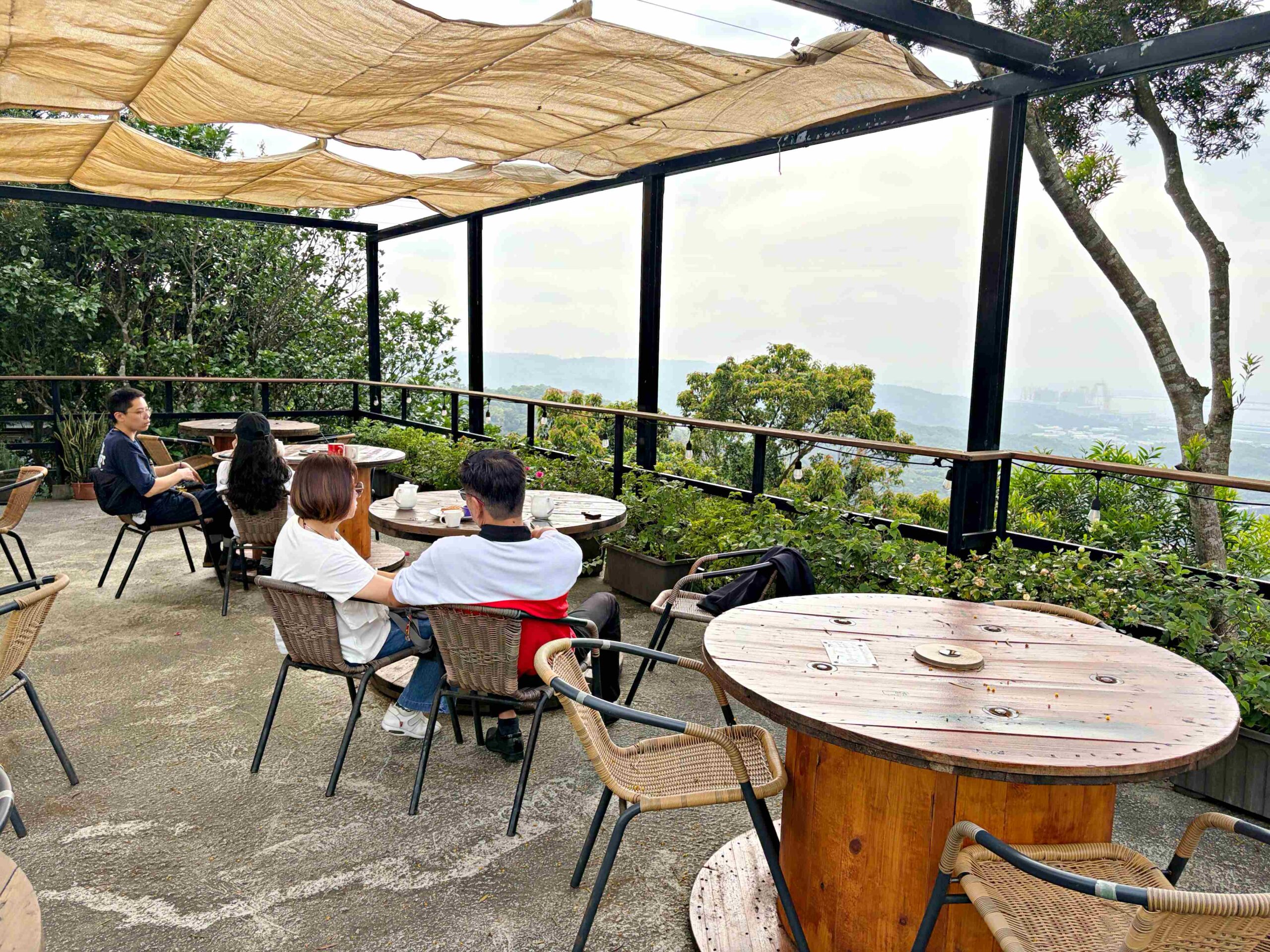 【八里美食】嵐天咖啡館，環山群繞蟲鳴鳥叫，超美不現時景觀咖啡廳推薦(菜單)(寵物友善) @趙先生吃飯