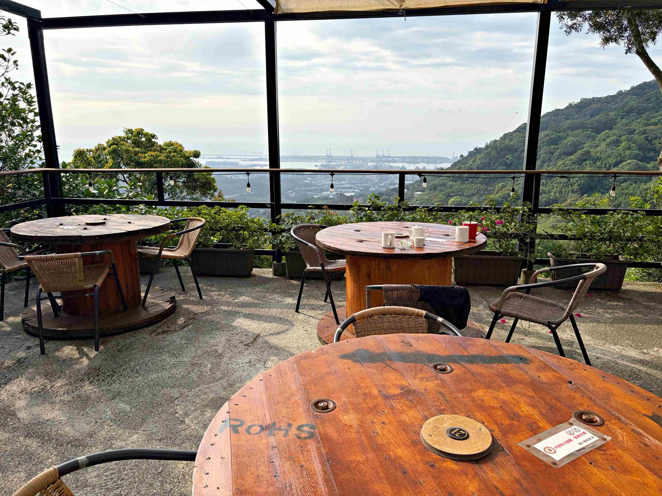 【八里美食】嵐天咖啡館，環山群繞蟲鳴鳥叫，超美不現時景觀咖啡廳推薦(菜單)(寵物友善) @趙先生吃飯