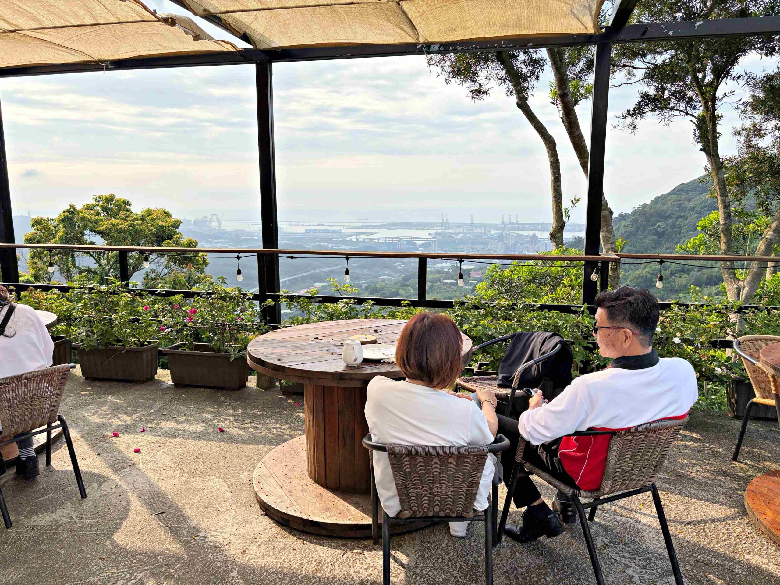 【八里美食】嵐天咖啡館，環山群繞蟲鳴鳥叫，超美不現時景觀咖啡廳推薦(菜單)(寵物友善) @趙先生吃飯
