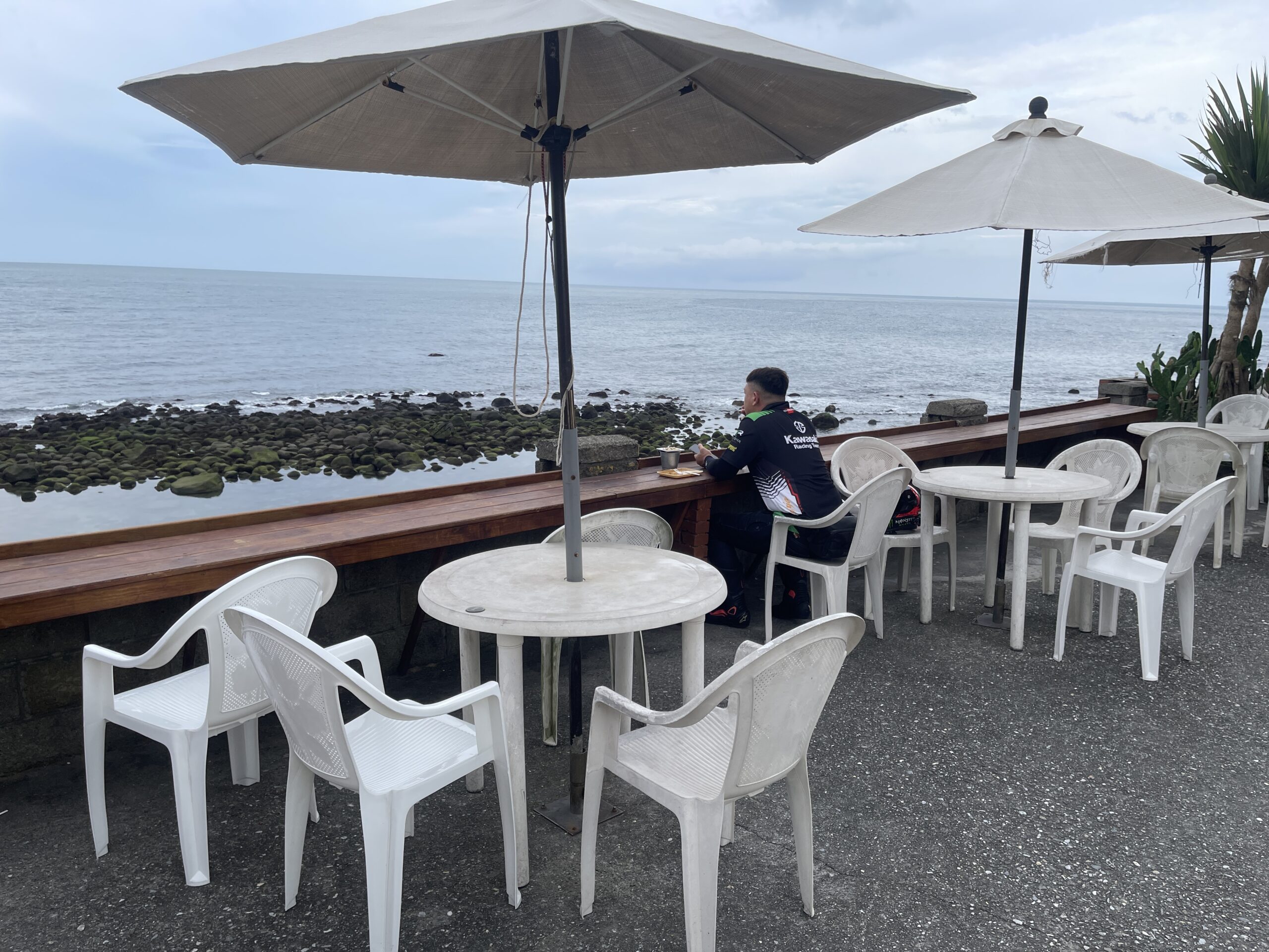【石門美食】海堤咖啡，超大海景景觀餐廳推薦 (菜單)(寵物友善) @厚片嘴角帶便當