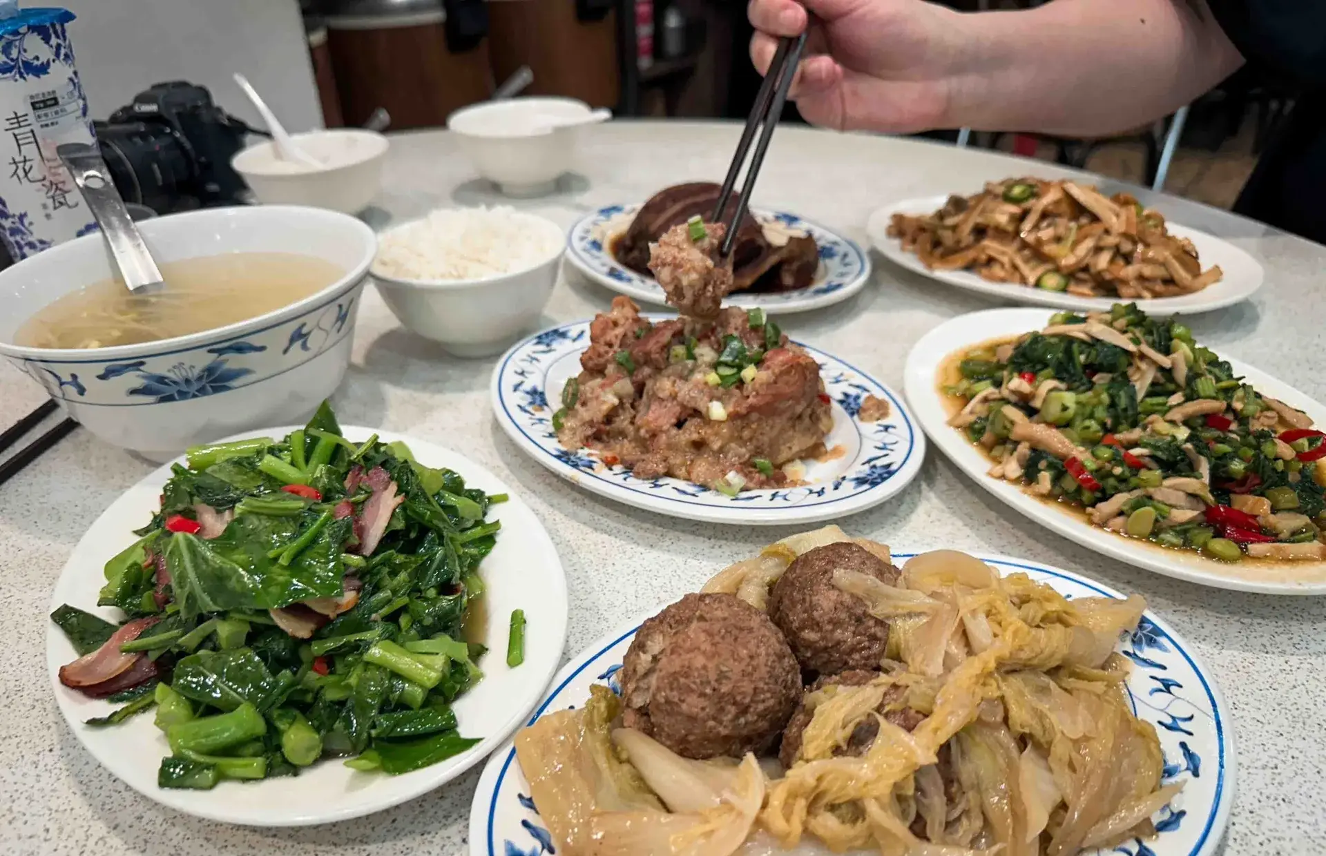 【大安區美食】忠南飯館，台北老牌平價外省菜推薦 (菜單) @厚片嘴角帶便當