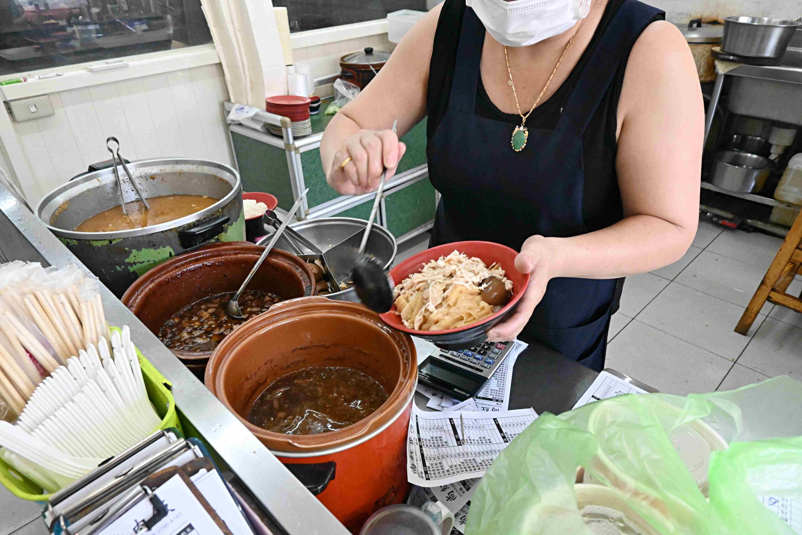 【內湖美食】尚紅魯肉飯，超好吃隱藏版滷肉飯推薦 (菜單) @厚片嘴角帶便當