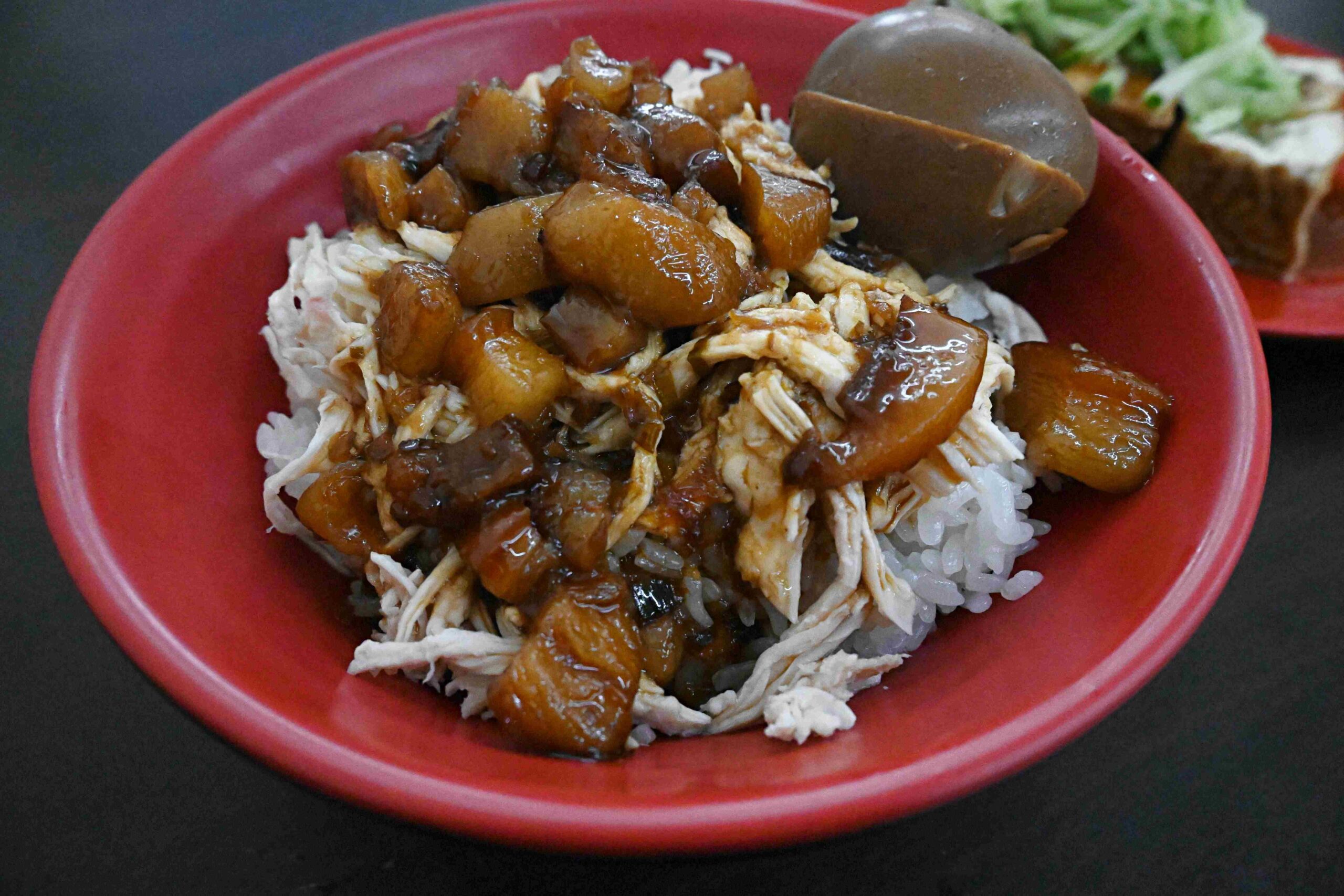 【內湖美食】尚紅魯肉飯，超好吃隱藏版滷肉飯推薦 (菜單) @厚片嘴角帶便當