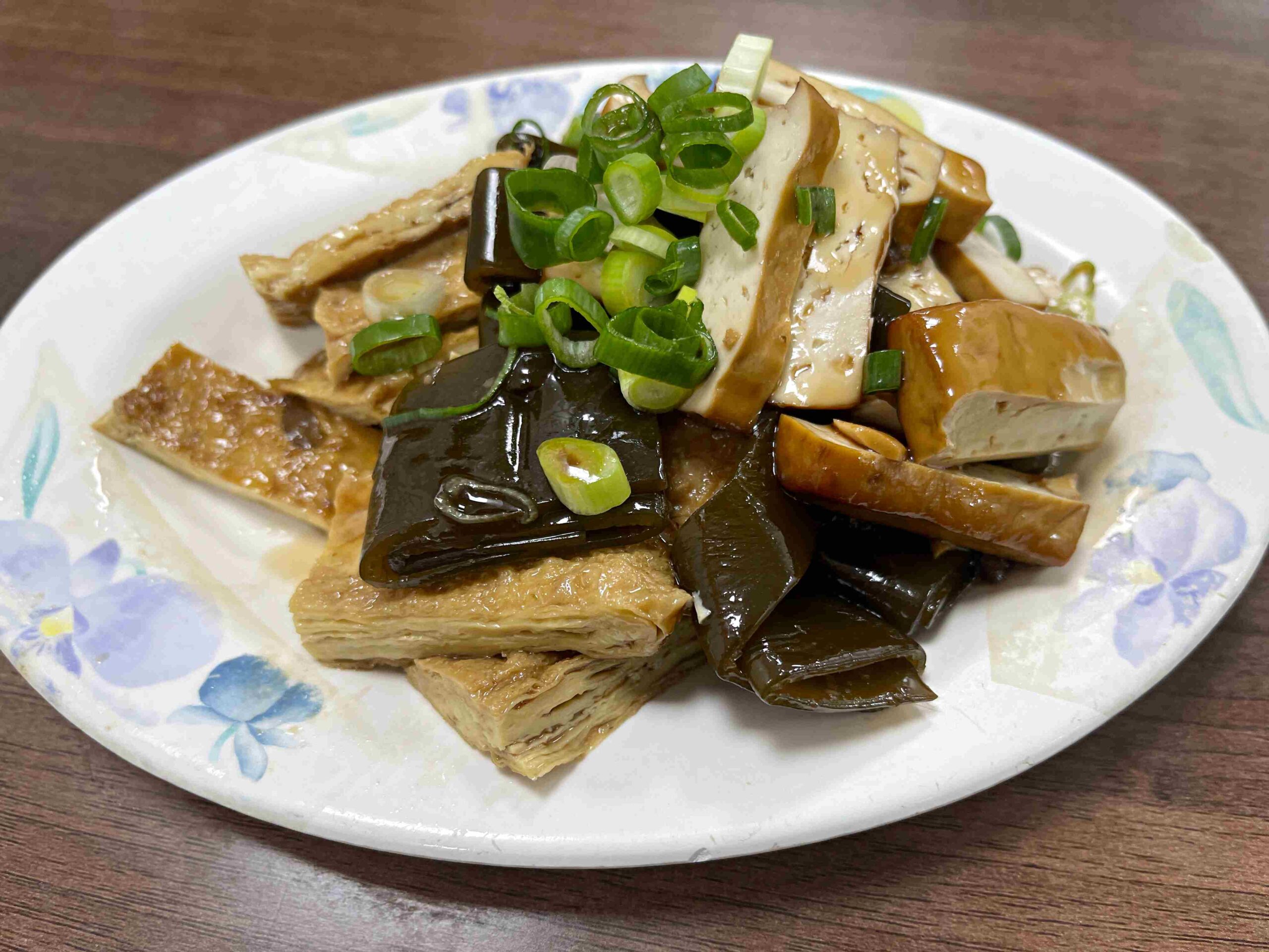 【信義區美食】小陳牛肉麵，不推薦的在地排隊知名餐廳 (菜單) @厚片嘴角帶便當