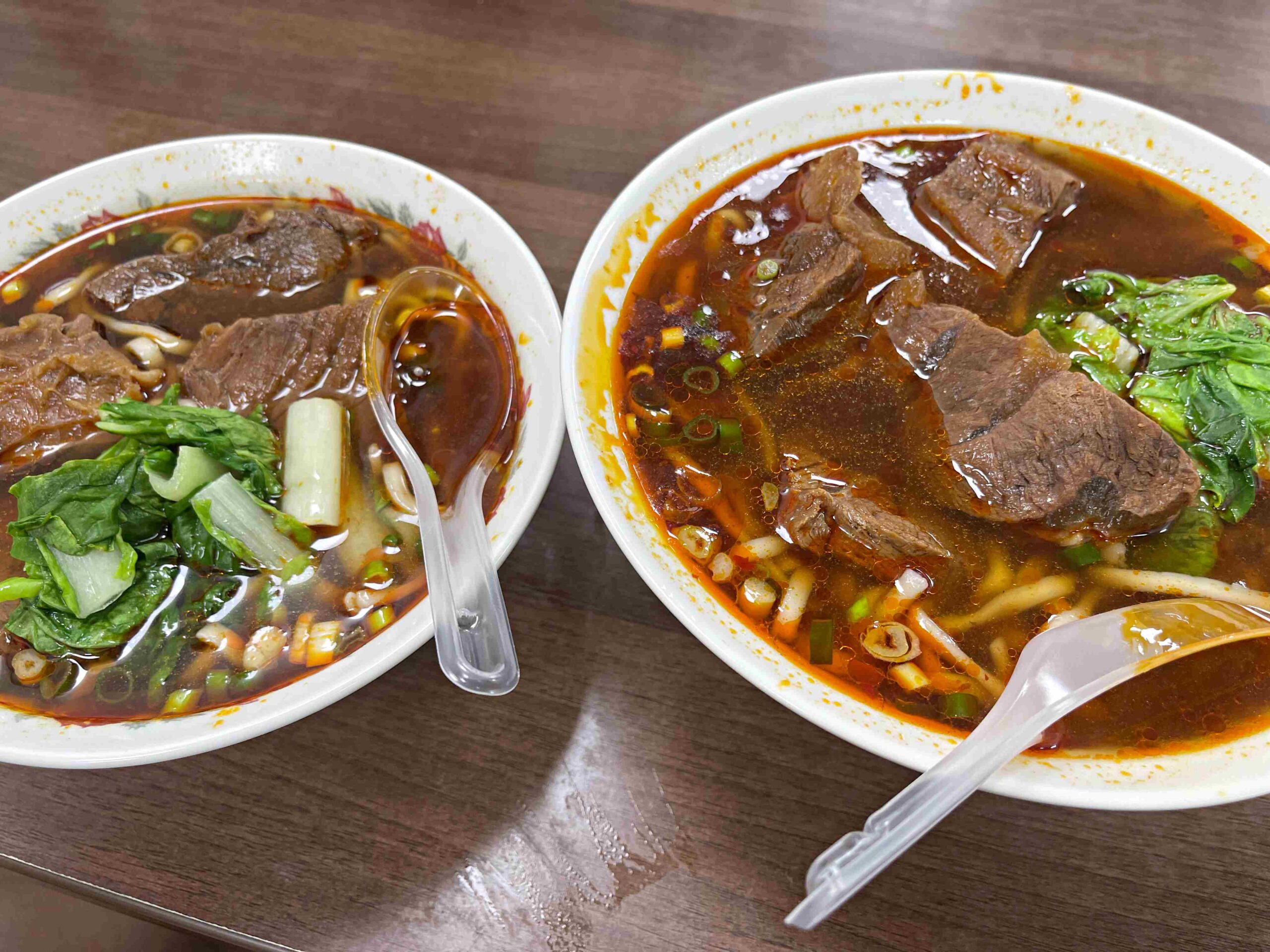 【信義區美食】小陳牛肉麵，不推薦的在地排隊知名餐廳 (菜單) @厚片嘴角帶便當