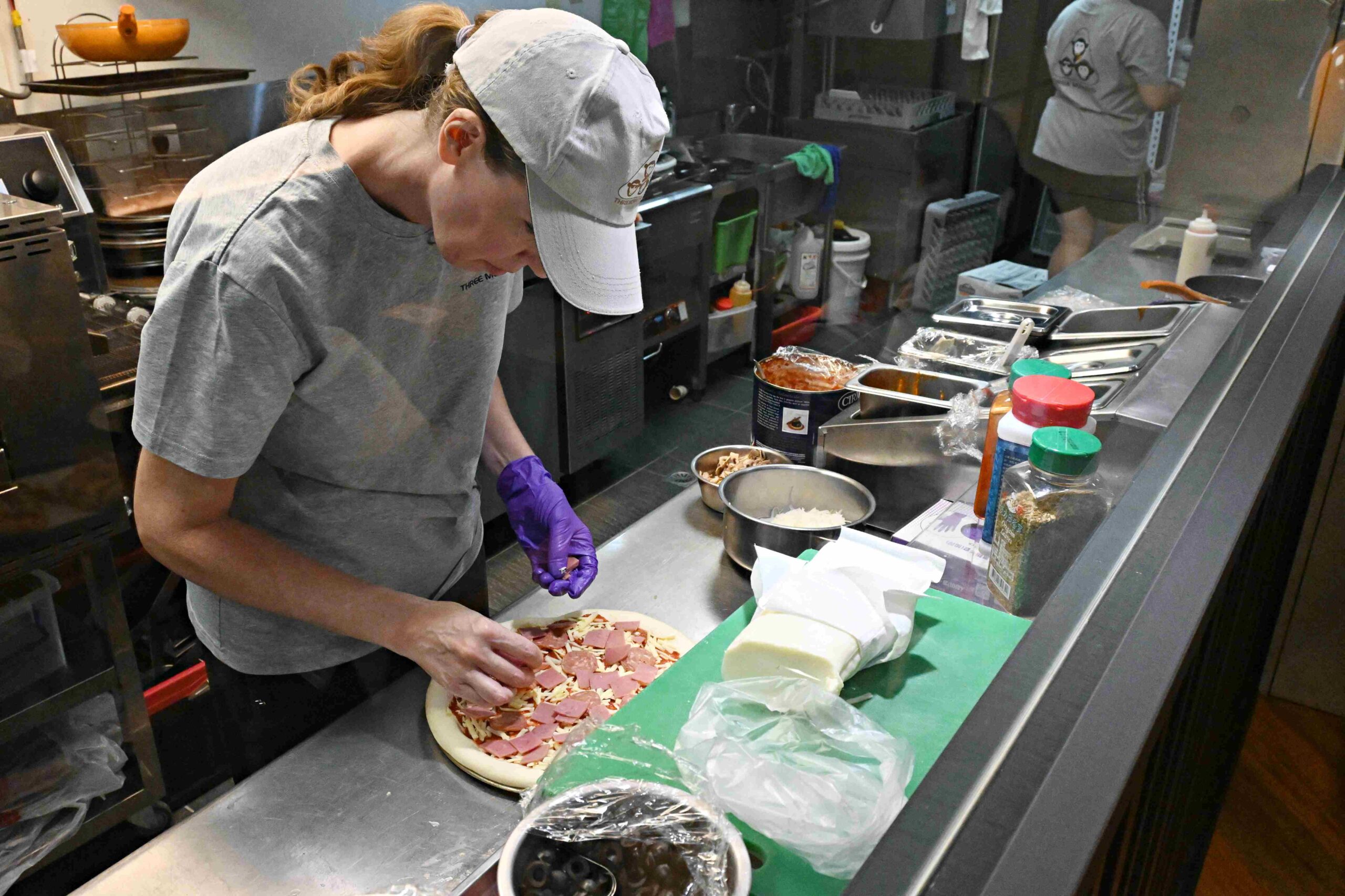 【信義區美食】三隻猴子美食廚房，正統外國人製作披薩義大利麵炸雞(菜單) @厚片嘴角帶便當