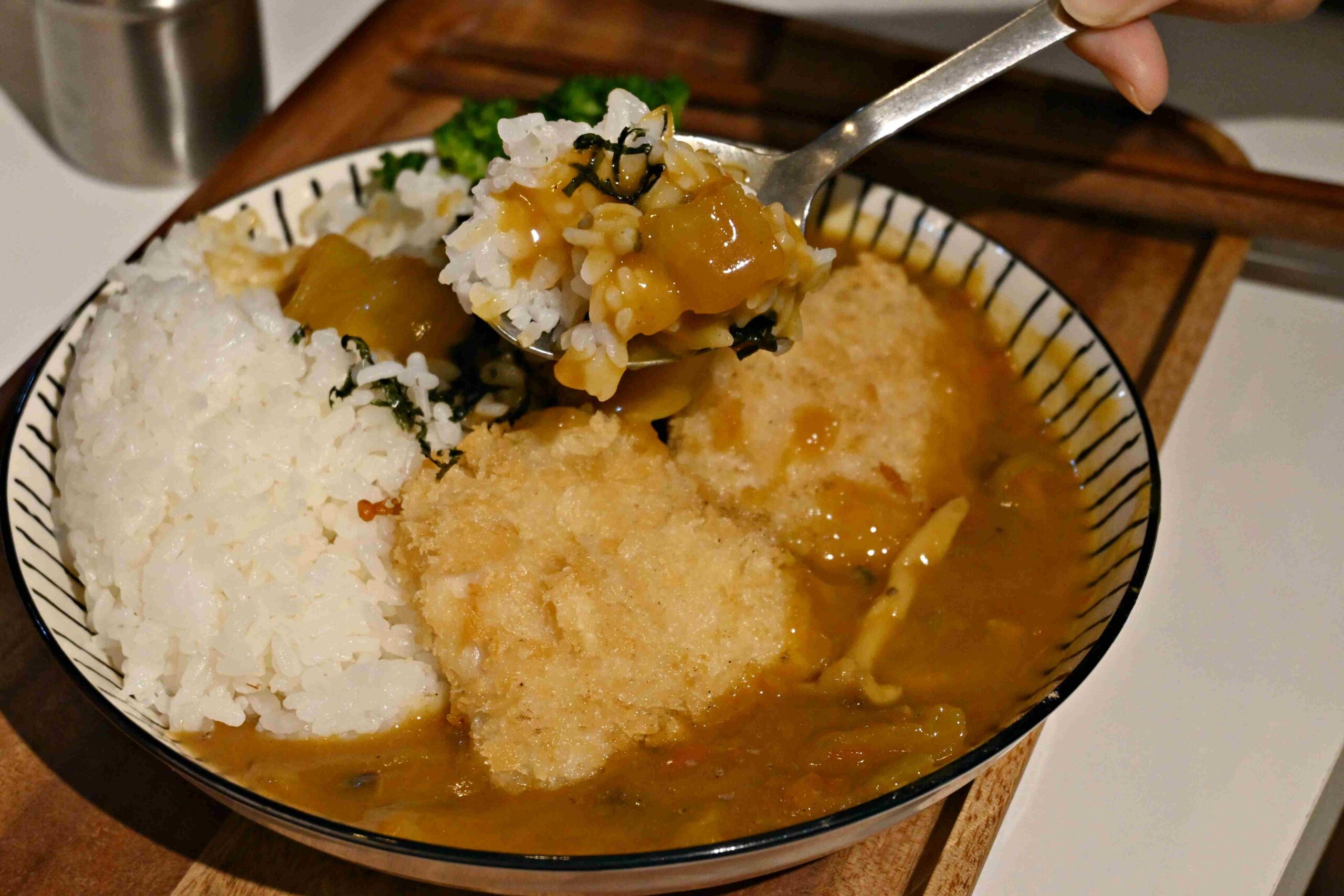 【內湖美食】拌路食事，鄉親a在地私藏日式咖哩丼飯推薦(菜單) @厚片嘴角帶便當