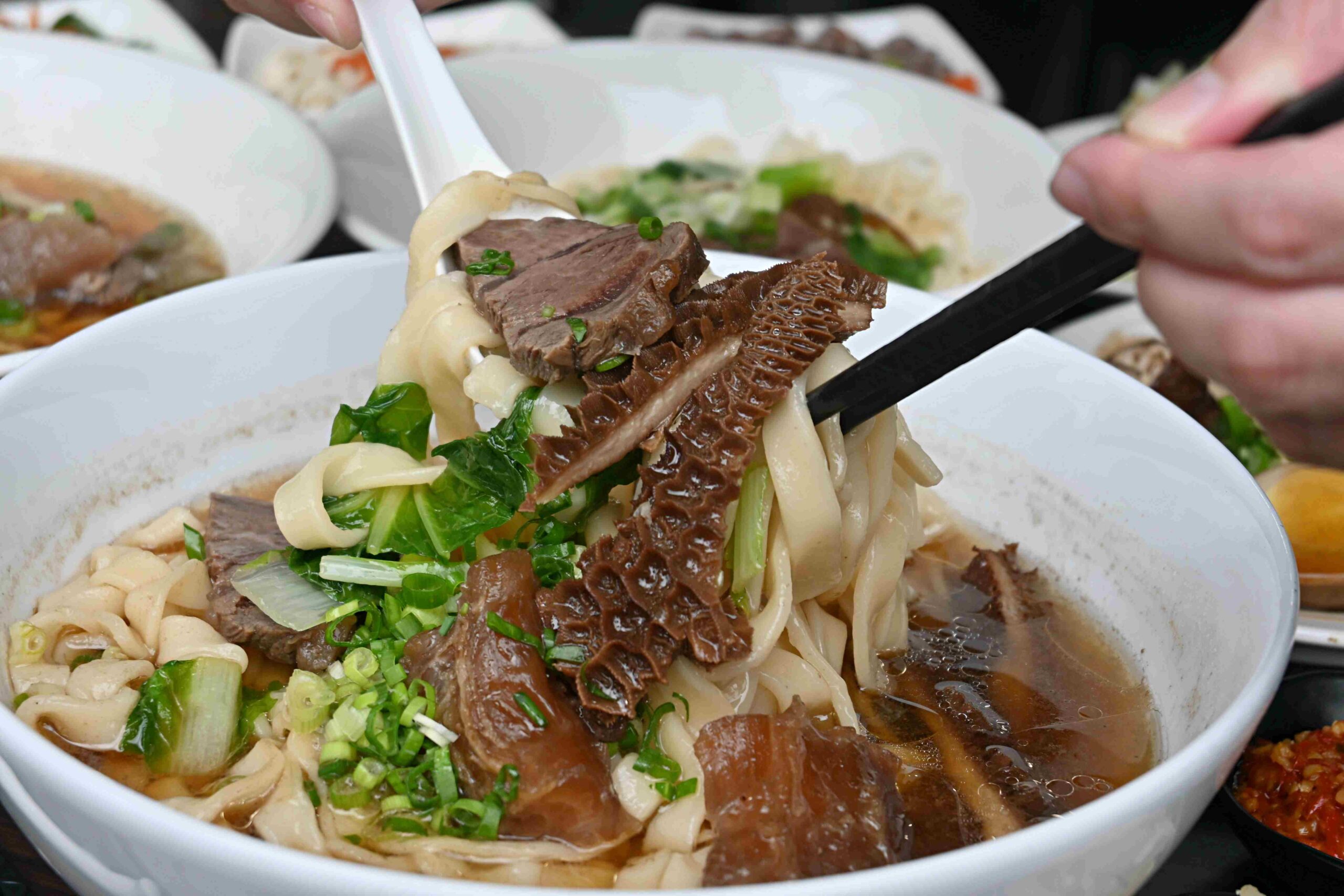 【士林美食】及品鍋貼水餃專賣店，點什麼大推薦 (菜單) @厚片嘴角帶便當