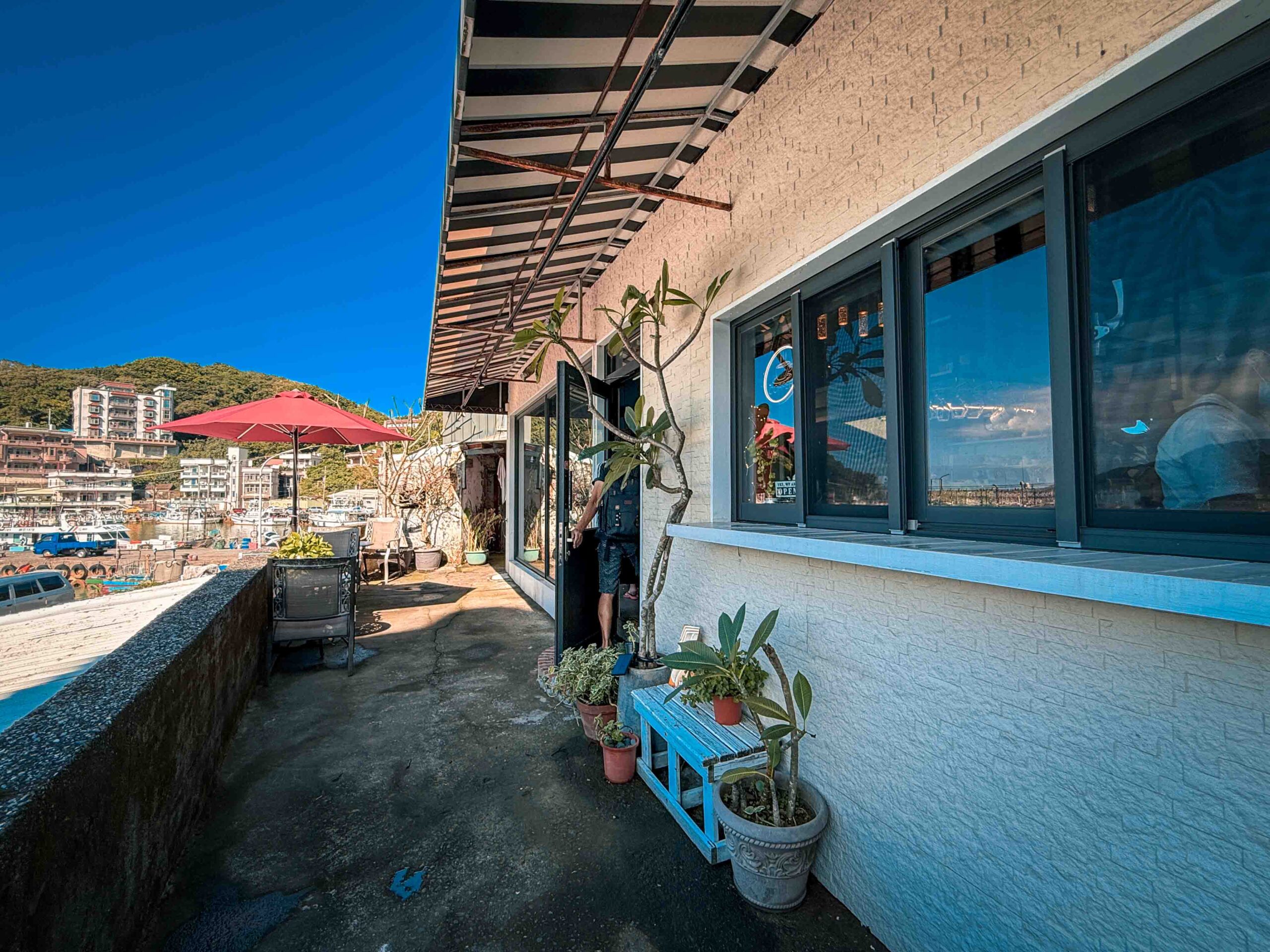 【金山美食】海上日出海洋咖啡｜看海、拍照、下午茶一次滿足最美的玻璃屋咖啡廳 @厚片嘴角帶便當