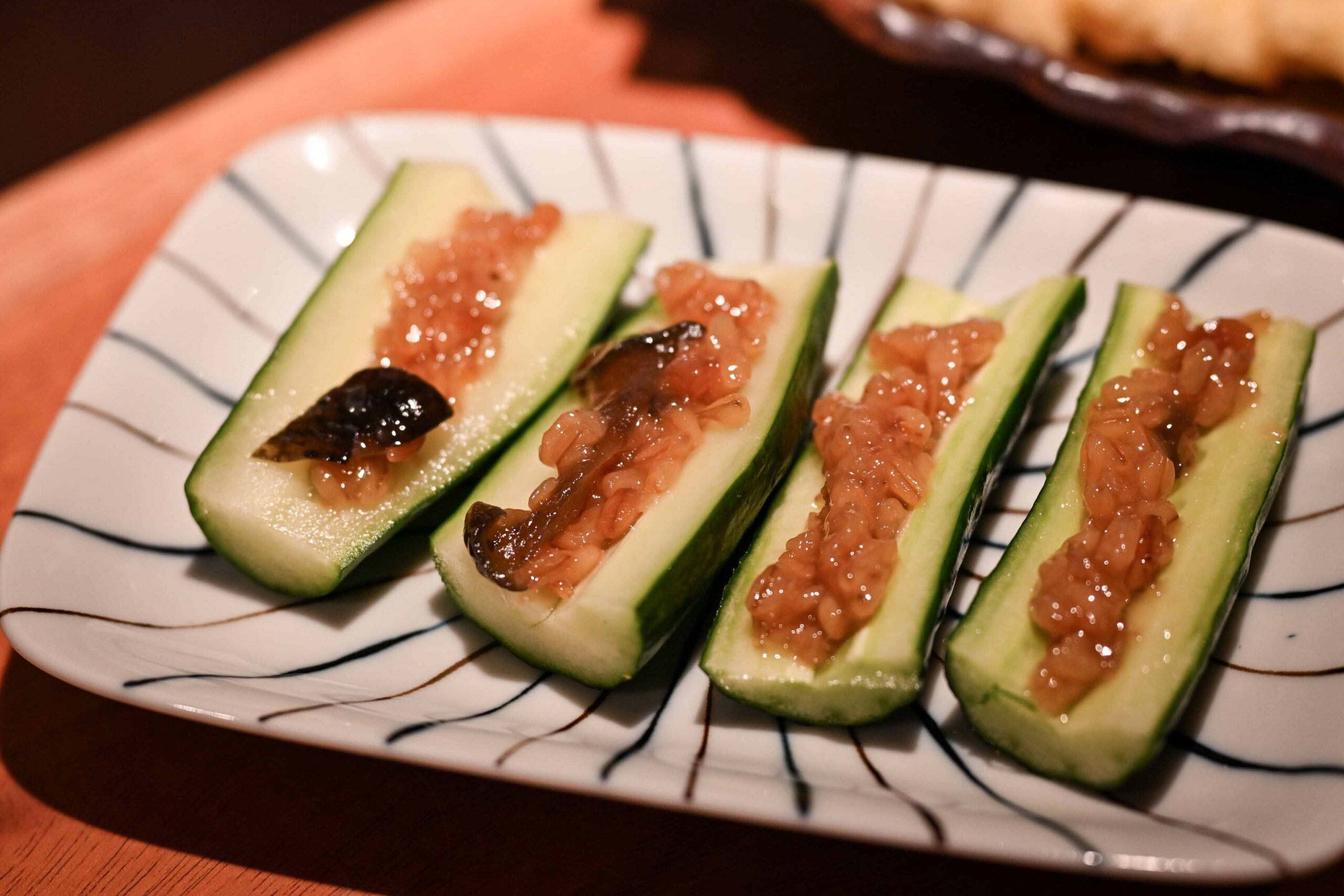 【東區美食推薦】鳥本yakitori炭火燒鳥｜烤功太猛！串燒、親子丼都讓人上癮 @厚片嘴角帶便當