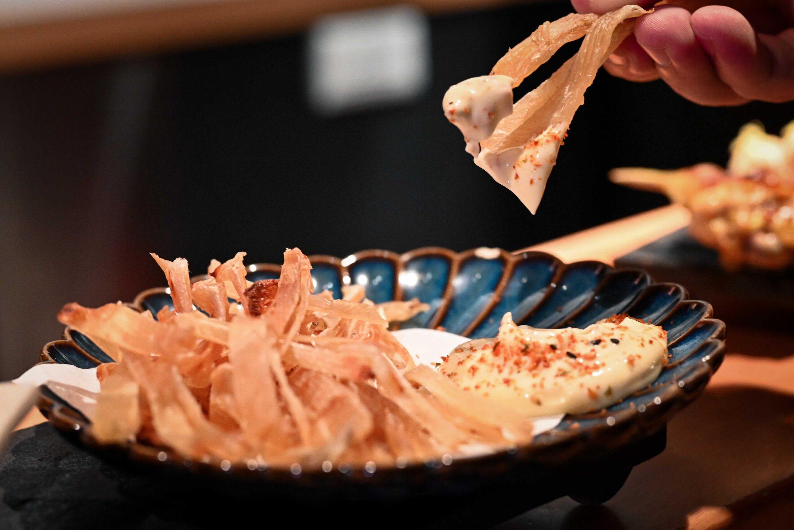 【東區美食推薦】鳥本yakitori炭火燒鳥｜烤功太猛！串燒、親子丼都讓人上癮 @厚片嘴角帶便當