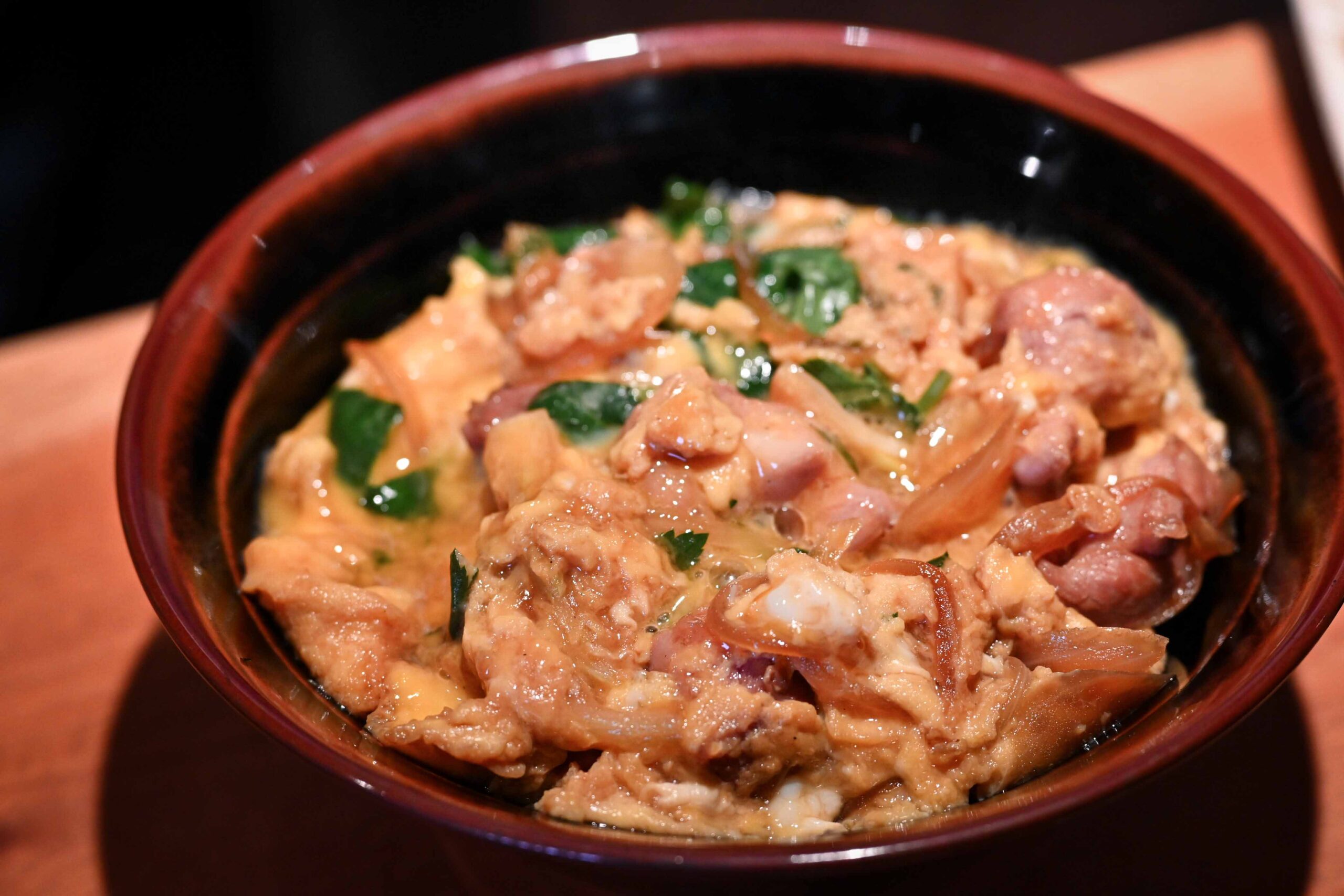 【東區美食推薦】鳥本yakitori炭火燒鳥｜烤功太猛！串燒、親子丼都讓人上癮 @厚片嘴角帶便當
