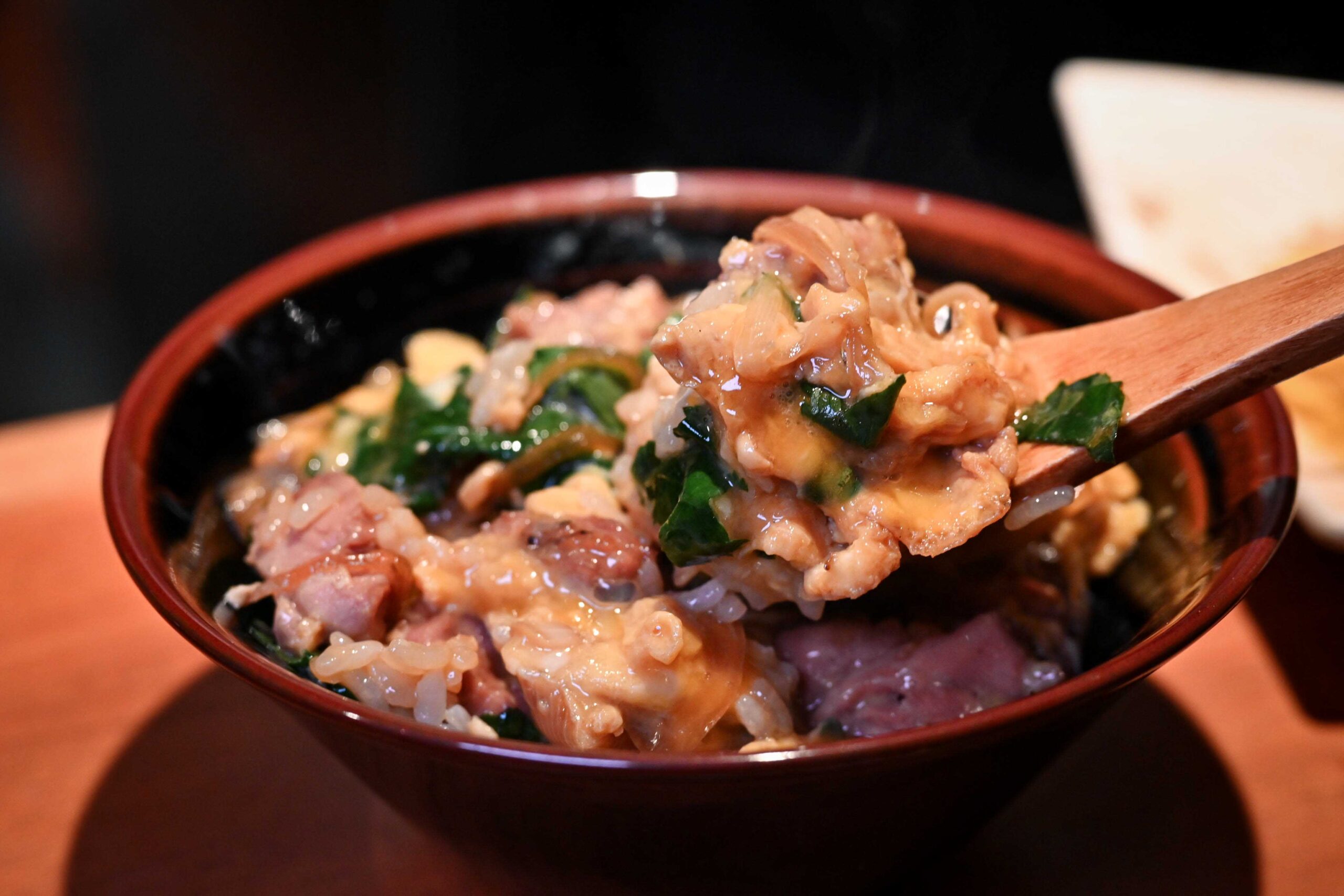 【東區美食推薦】鳥本yakitori炭火燒鳥｜烤功太猛！串燒、親子丼都讓人上癮 @厚片嘴角帶便當