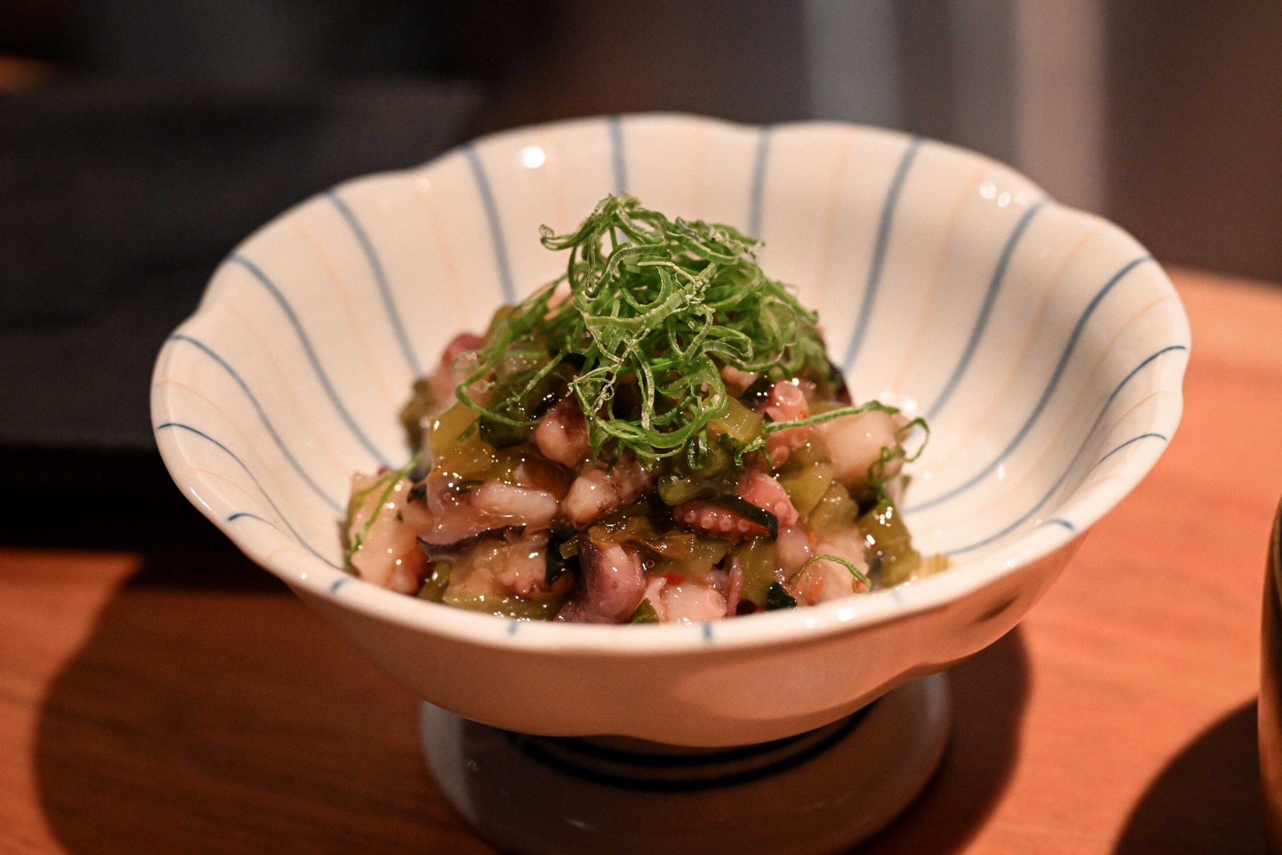 【東區美食推薦】鳥本yakitori炭火燒鳥｜烤功太猛！串燒、親子丼都讓人上癮 @厚片嘴角帶便當