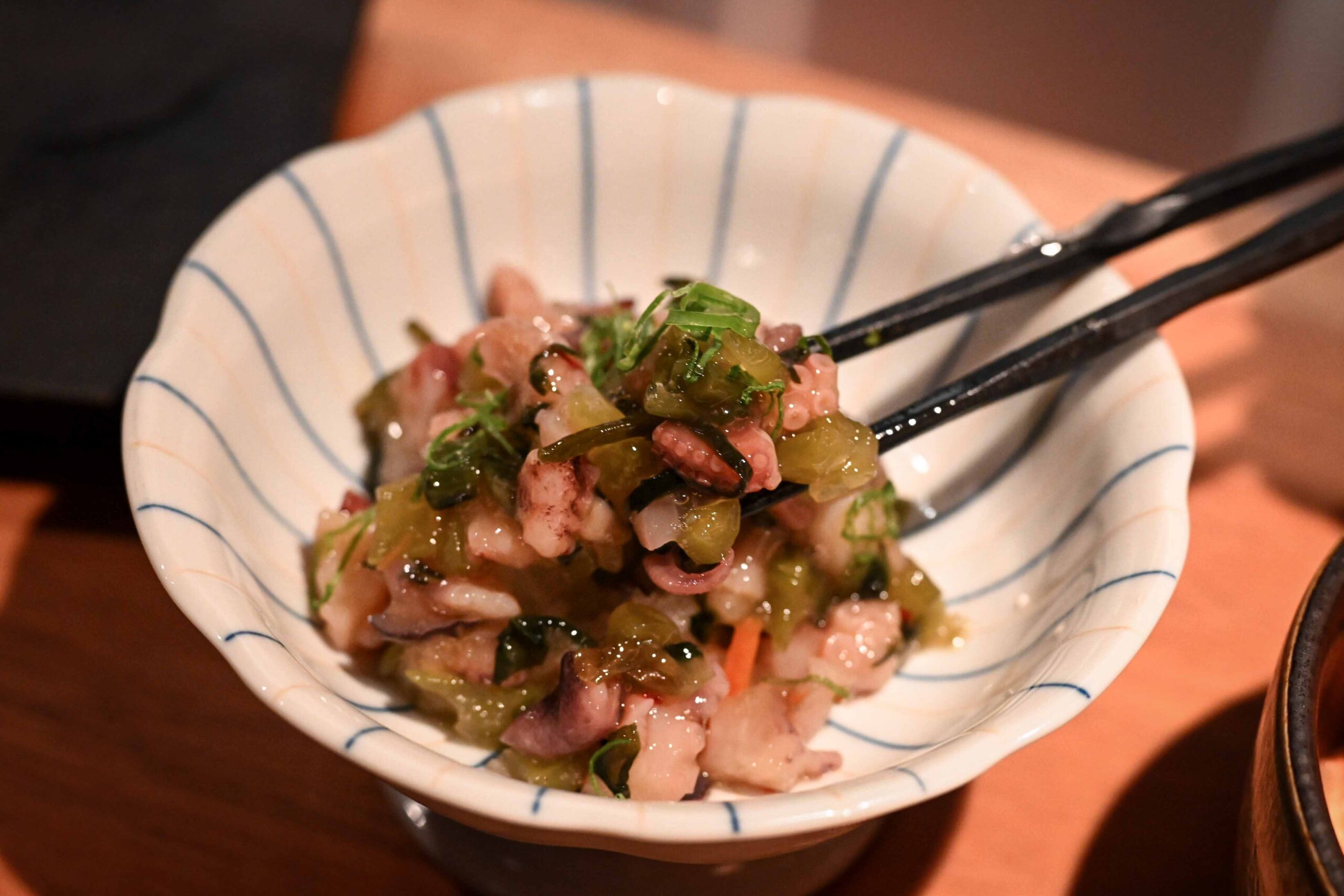 【東區美食推薦】鳥本yakitori炭火燒鳥｜烤功太猛！串燒、親子丼都讓人上癮 @厚片嘴角帶便當