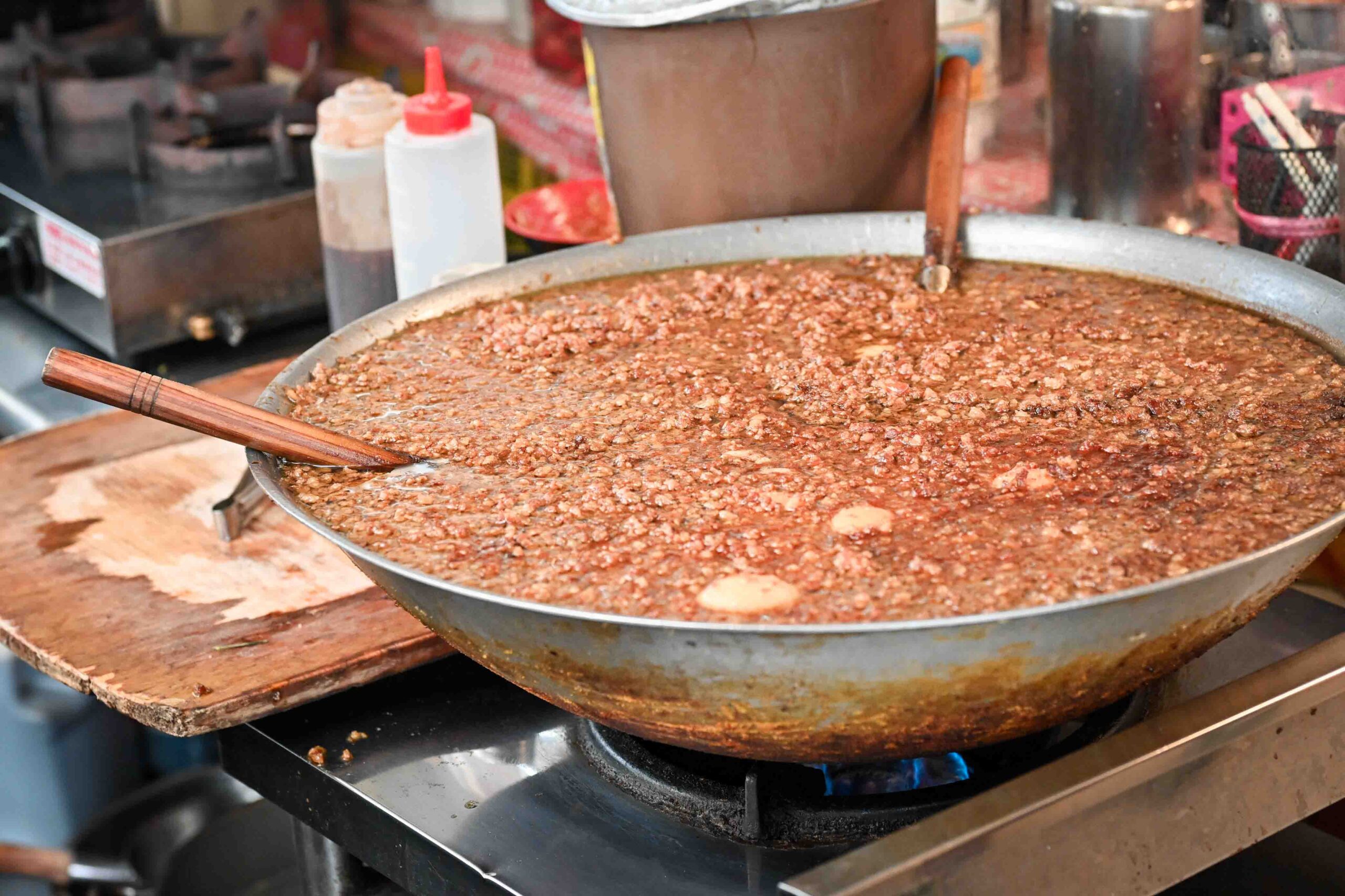 【新店區公所站推薦】阿金老圓環滷肉飯，人氣滷肉飯排隊也甘願，一碗魯肉飯只要30元！ @厚片嘴角帶便當