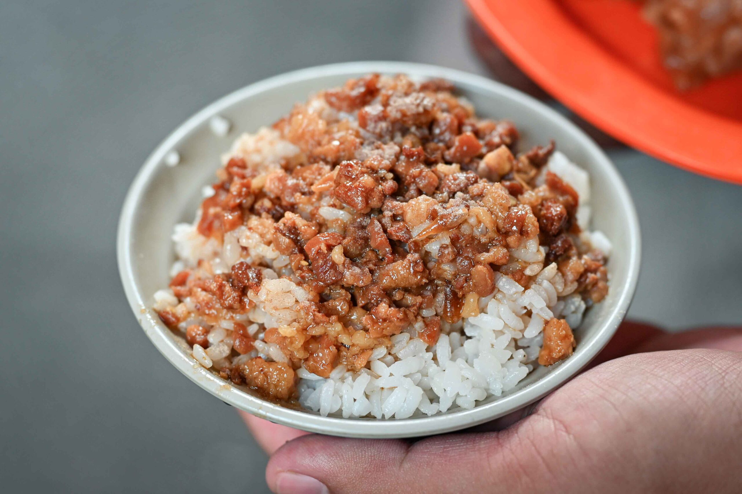 【新店區公所站推薦】阿金老圓環滷肉飯，人氣滷肉飯排隊也甘願，一碗魯肉飯只要30元！ @厚片嘴角帶便當