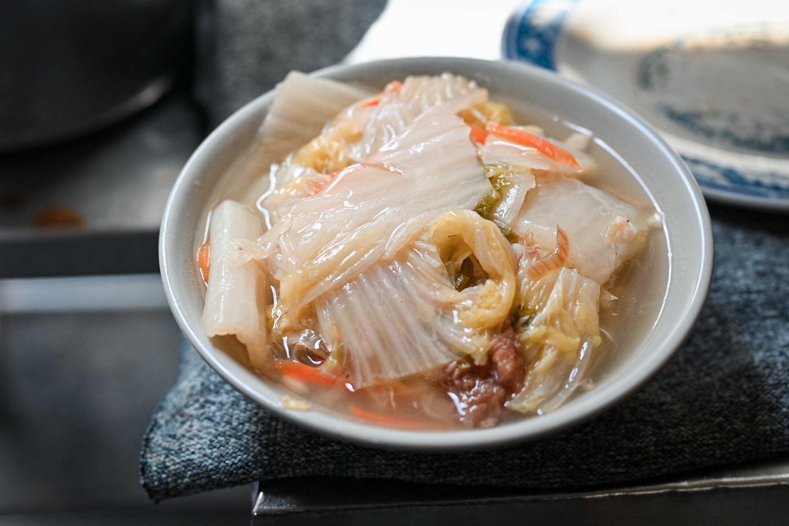 【新店區公所站推薦】阿金老圓環滷肉飯，人氣滷肉飯排隊也甘願，一碗魯肉飯只要30元！ @厚片嘴角帶便當