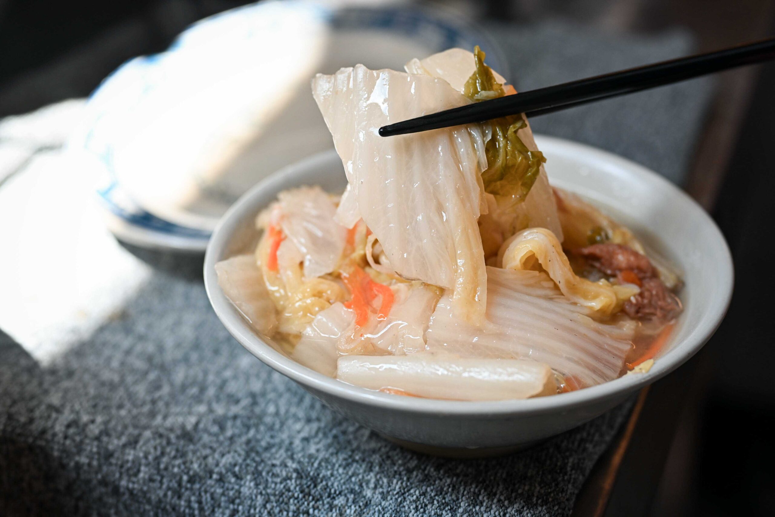 【新店區公所站推薦】阿金老圓環滷肉飯，人氣滷肉飯排隊也甘願，一碗魯肉飯只要30元！ @厚片嘴角帶便當