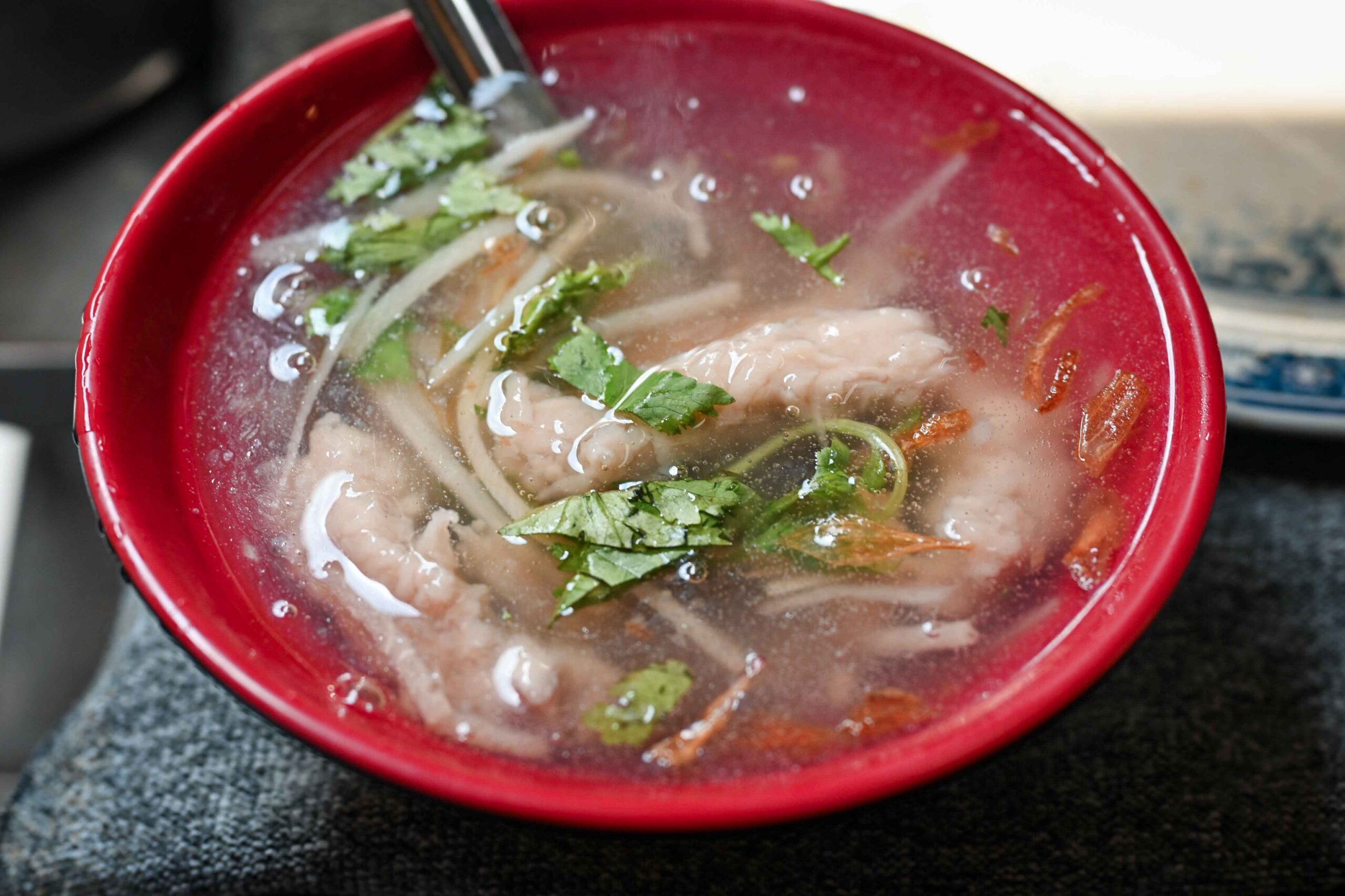 【新店區公所站推薦】阿金老圓環滷肉飯，人氣滷肉飯排隊也甘願，一碗魯肉飯只要30元！ @厚片嘴角帶便當