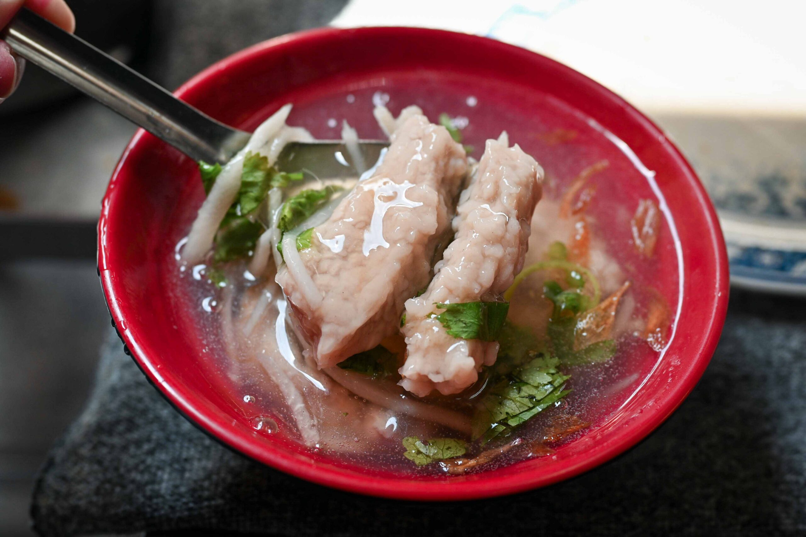 【新店區公所站推薦】阿金老圓環滷肉飯，人氣滷肉飯排隊也甘願，一碗魯肉飯只要30元！ @厚片嘴角帶便當