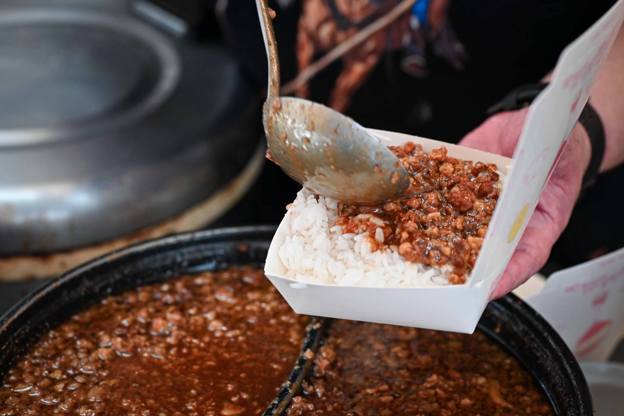 【新店區公所站推薦】阿金老圓環滷肉飯，人氣滷肉飯排隊也甘願，一碗魯肉飯只要30元！ @厚片嘴角帶便當