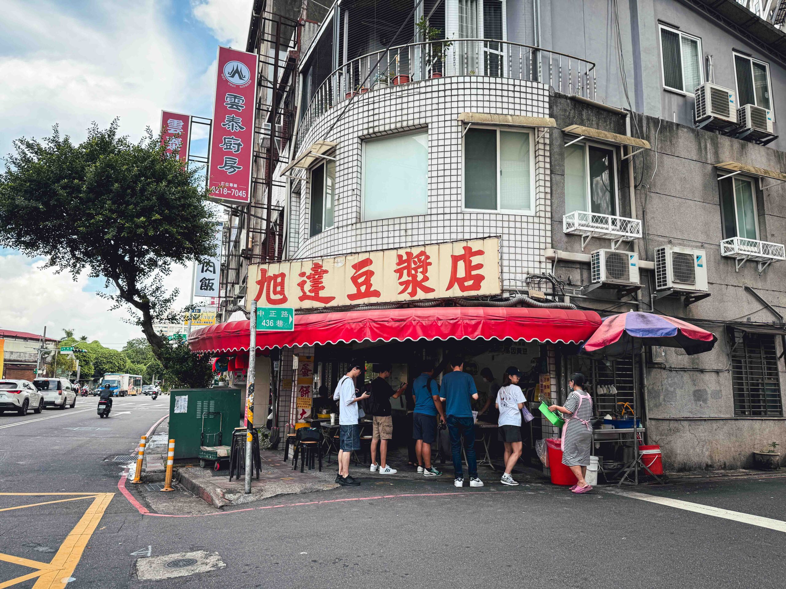 【新店美食】旭達豆漿店，爆紅IG！蛋餅超大只要35元還不油？(菜單) @厚片嘴角帶便當