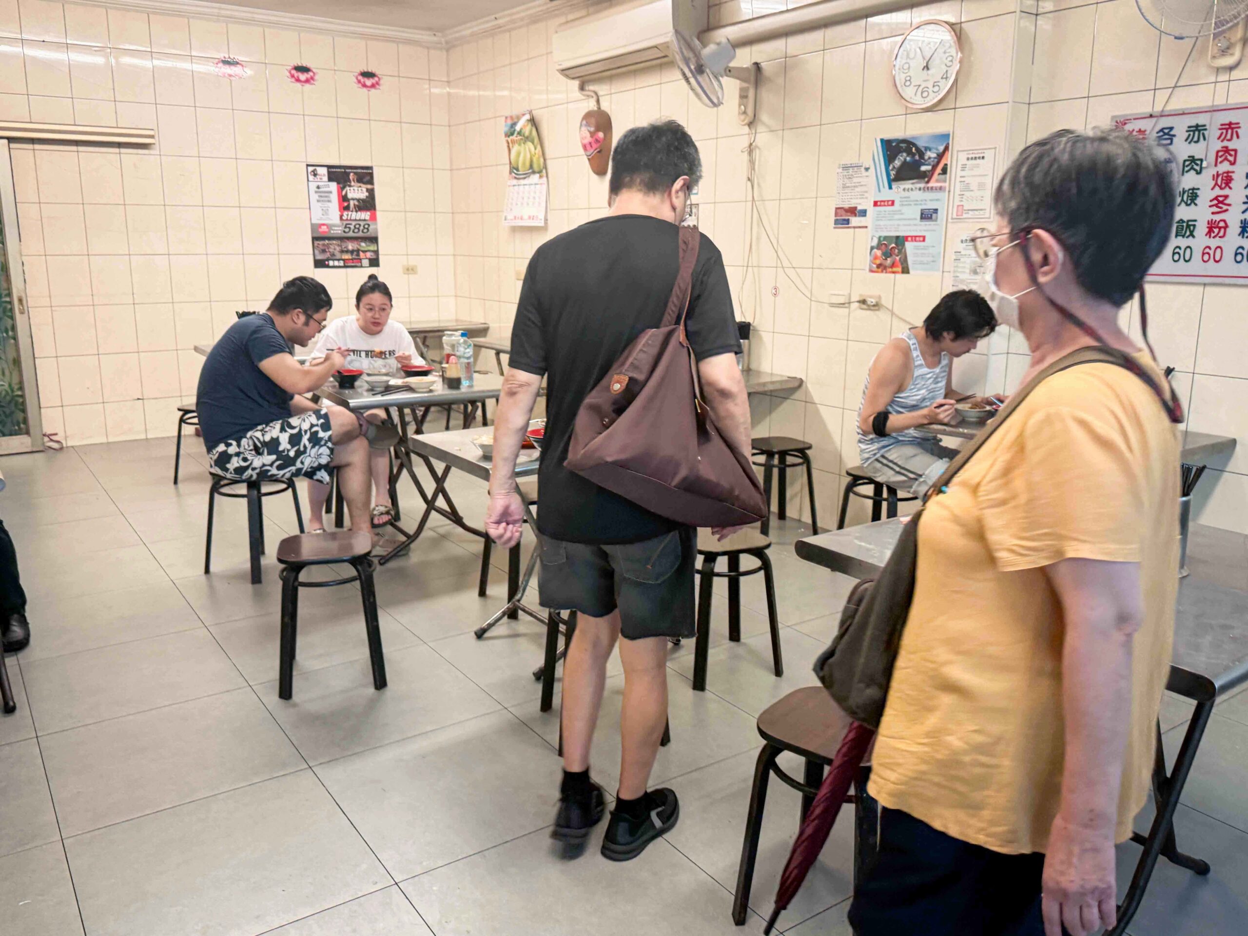 【新店區公所站推薦】阿金老圓環滷肉飯，人氣滷肉飯排隊也甘願，一碗魯肉飯只要30元！ @厚片嘴角帶便當