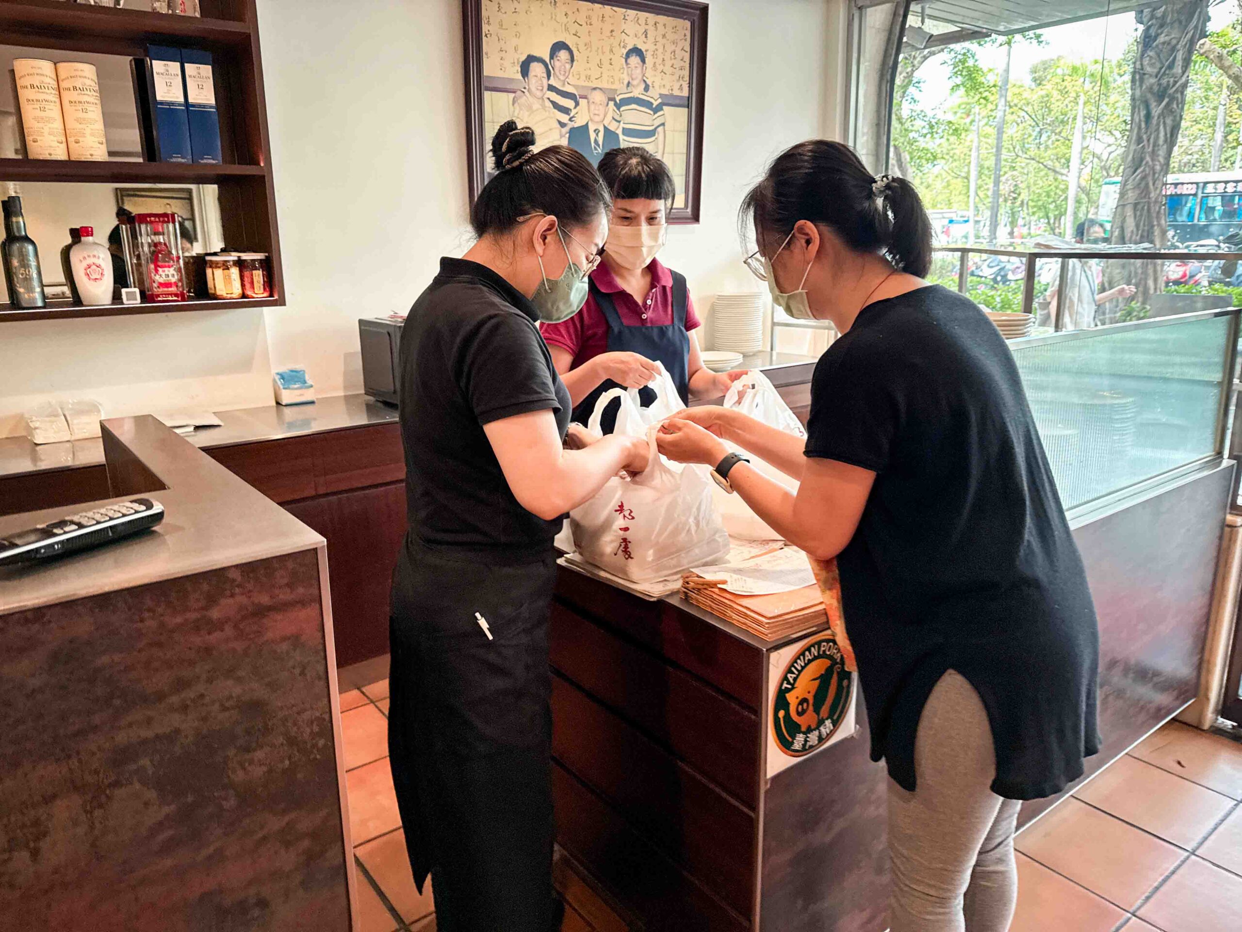 【信義區美食】都一處仁愛店｜七十年老店、米其林必比登推薦的酸菜白肉鍋(菜單) @厚片嘴角帶便當