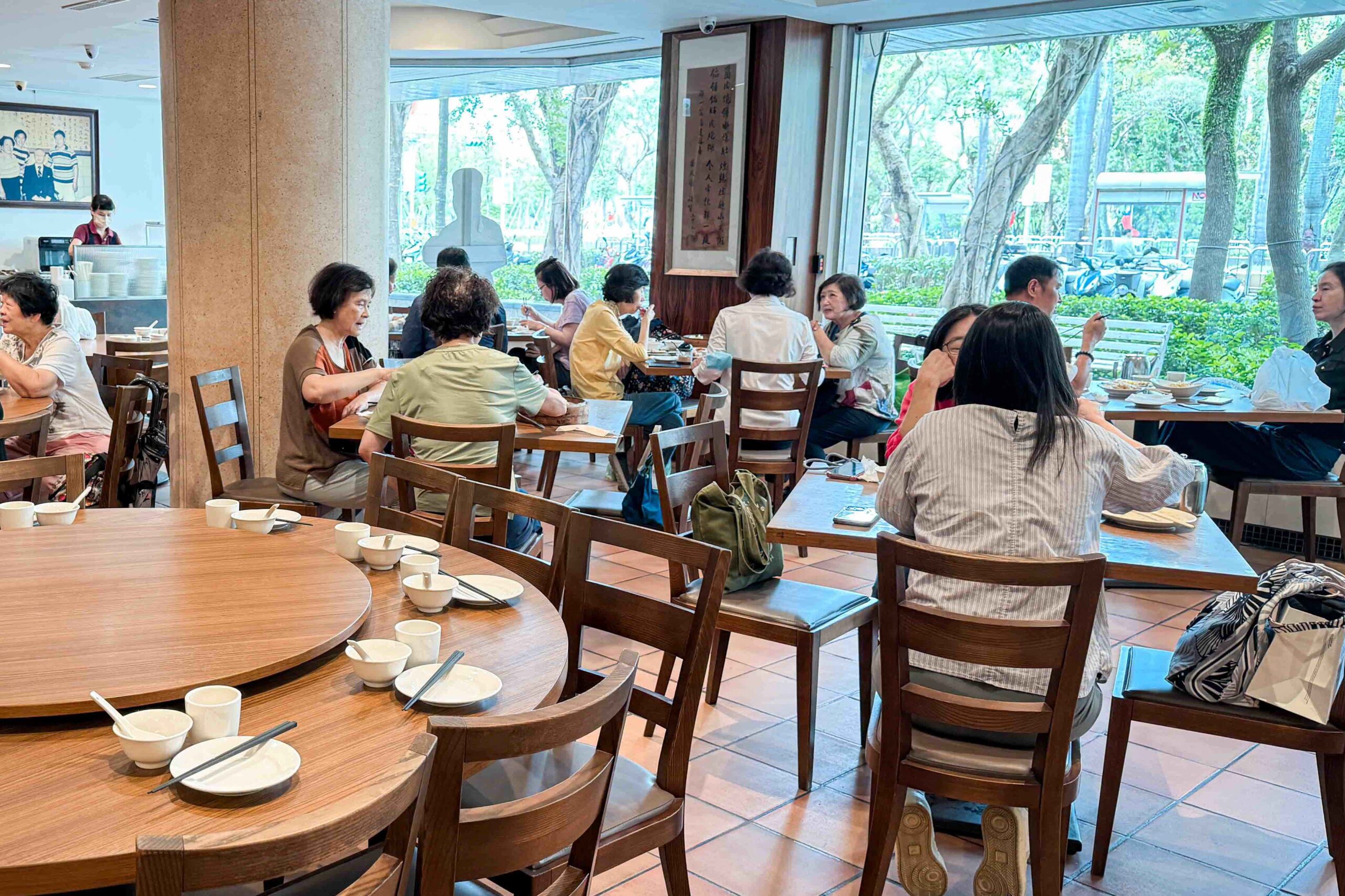 【信義區美食】都一處仁愛店｜七十年老店、米其林必比登推薦的酸菜白肉鍋(菜單) @厚片嘴角帶便當