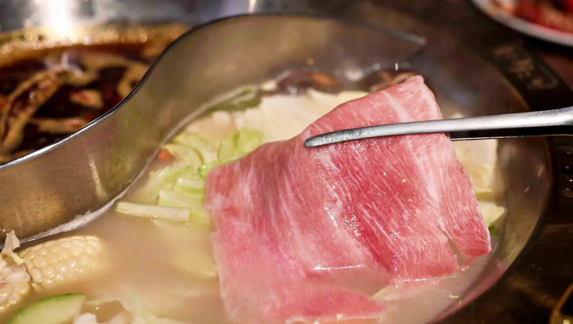 【林口美食】重慶樓｜鴛鴦麻辣鍋＋滷味＋A5和牛！這家火鍋真的太懂吃貨了！(附菜單) @厚片嘴角帶便當