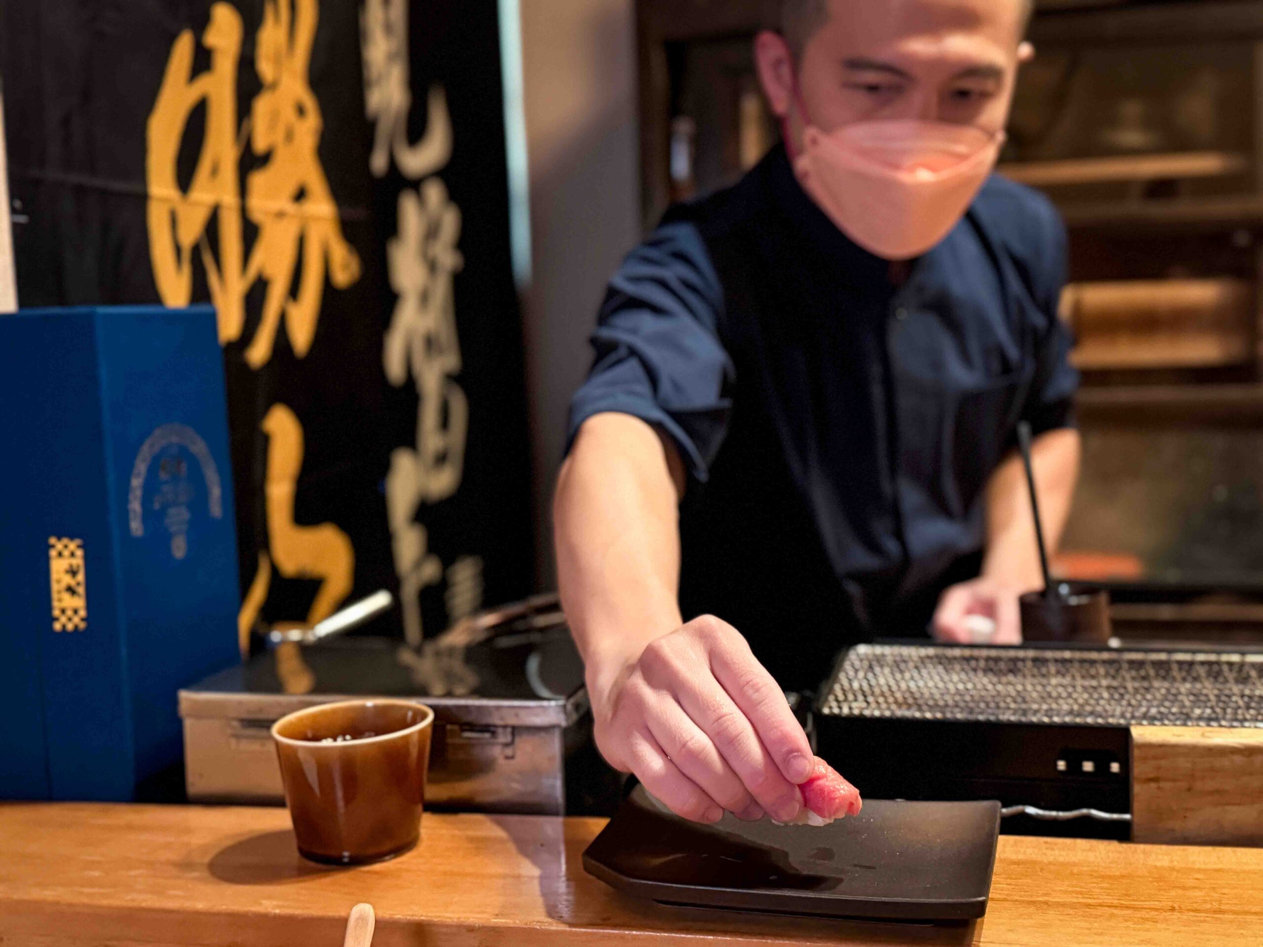 【新店區公所站推薦】阿金老圓環滷肉飯，人氣滷肉飯排隊也甘願，一碗魯肉飯只要30元！ @厚片嘴角帶便當