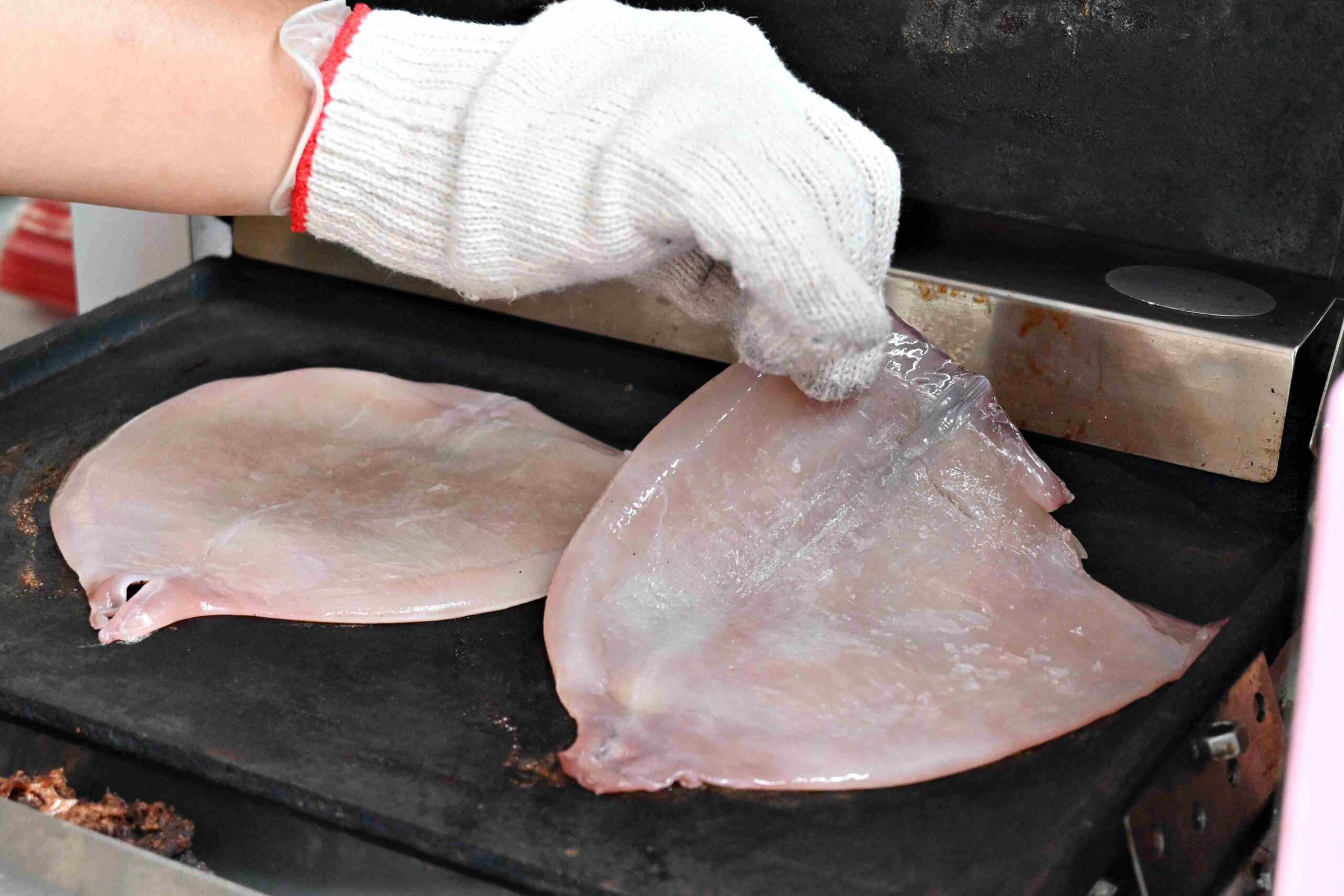 【迪化街美食】魷布院鮮烤魷魚：香到路人自動排隊的零食傳奇 @厚片嘴角帶便當