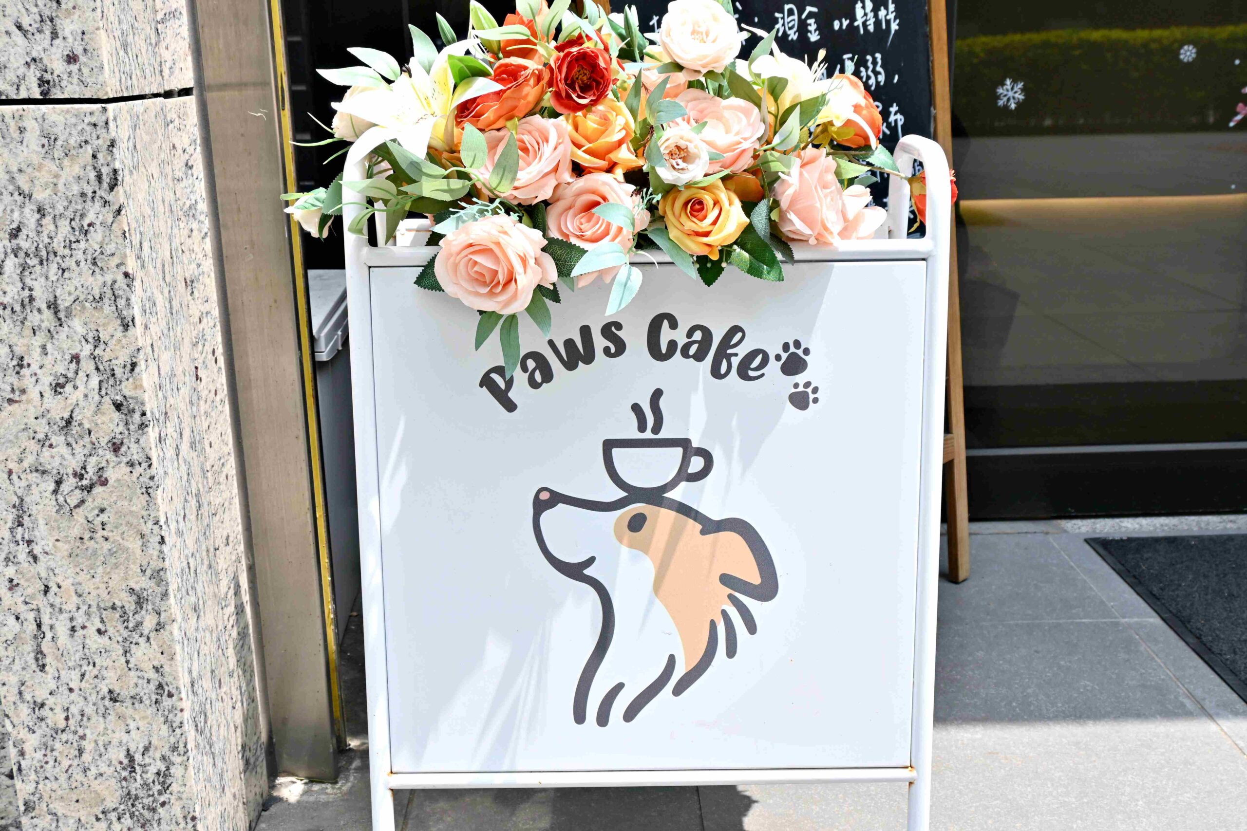 【新莊美食】Paws Cafe 寵物友善餐廳，寵物友善咖啡廳推薦，毛孩也有專屬菜單！ @厚片嘴角帶便當