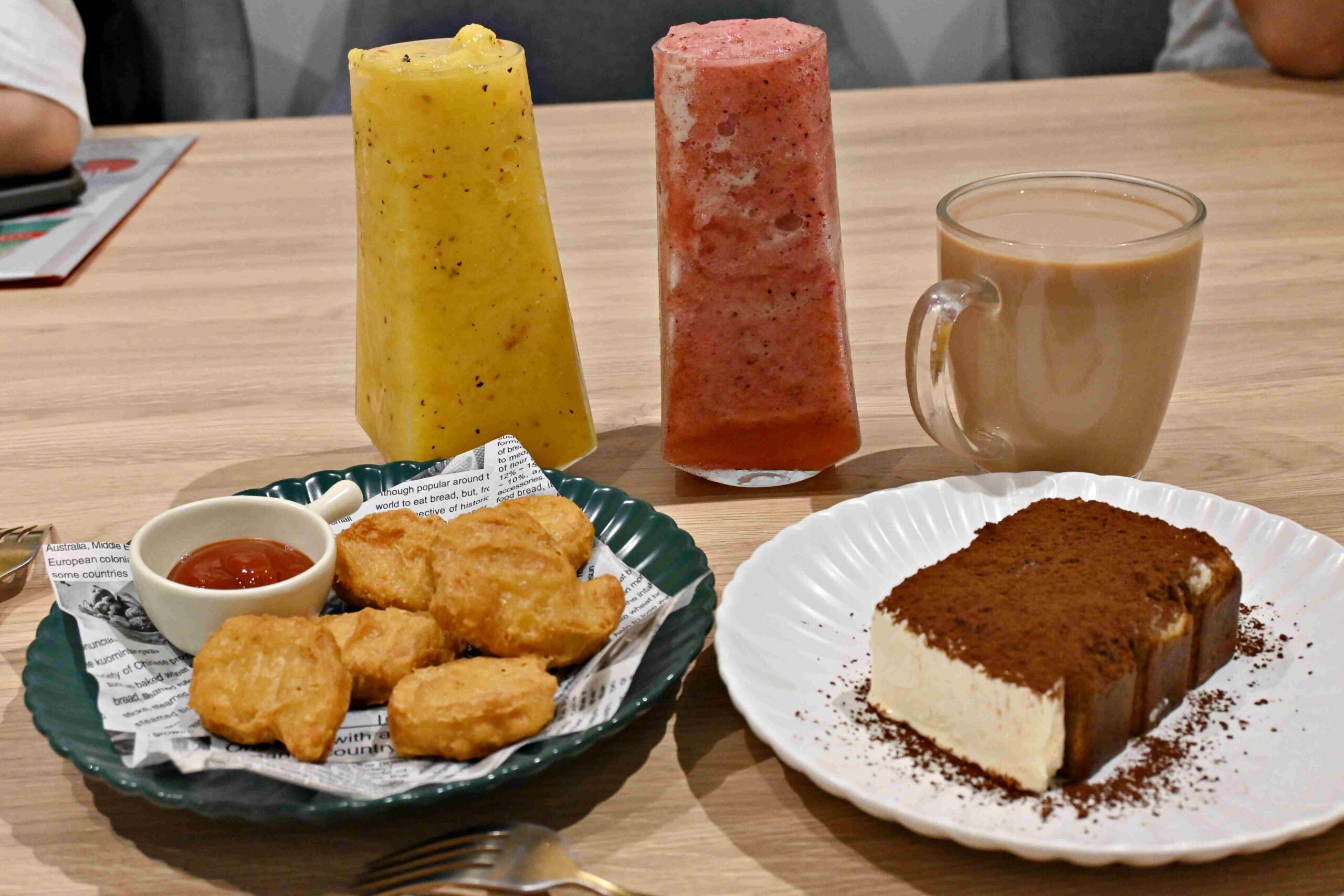 【新莊美食】Paws Cafe 寵物友善餐廳，寵物友善咖啡廳推薦，毛孩也有專屬菜單！ @厚片嘴角帶便當