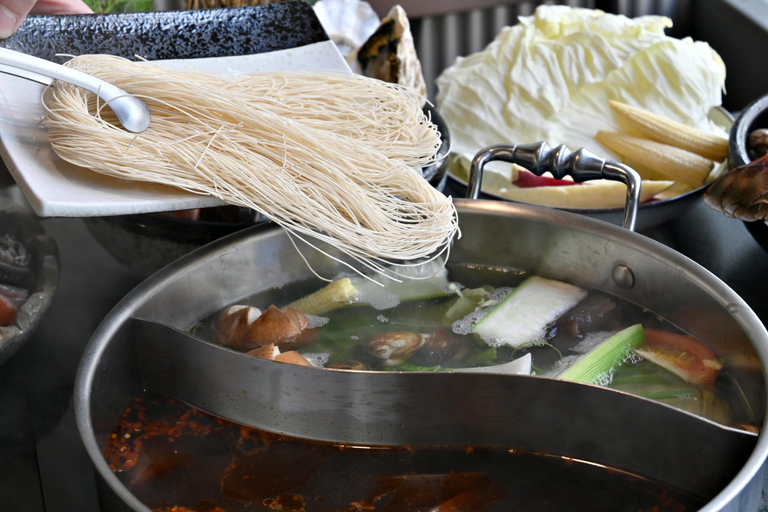 【大直美食】六合極品海鮮鍋物：現撈龍蝦、頂級肉品必吃推薦(菜單) @厚片嘴角帶便當
