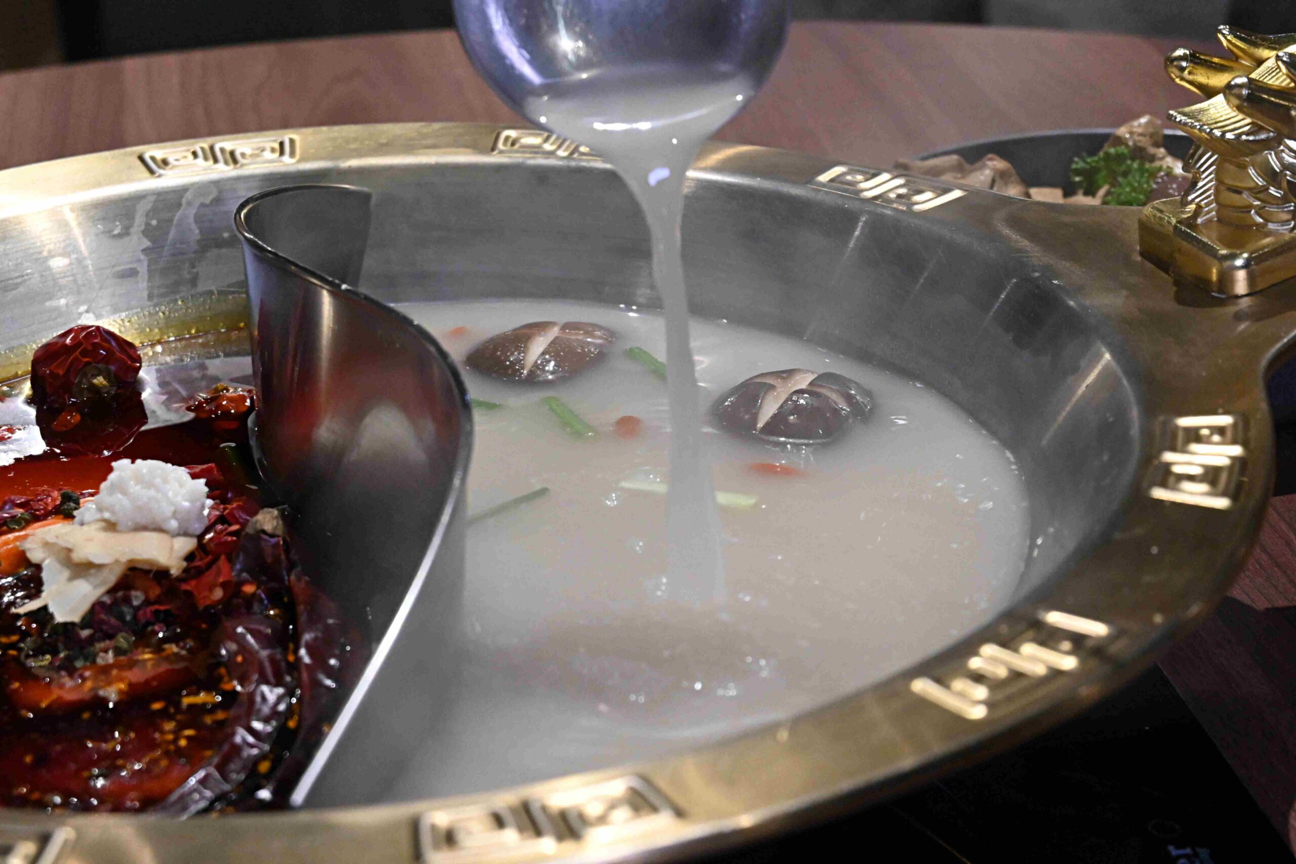 【林口美食】重慶樓｜鴛鴦麻辣鍋＋滷味＋A5和牛！這家火鍋真的太懂吃貨了！(附菜單) @厚片嘴角帶便當