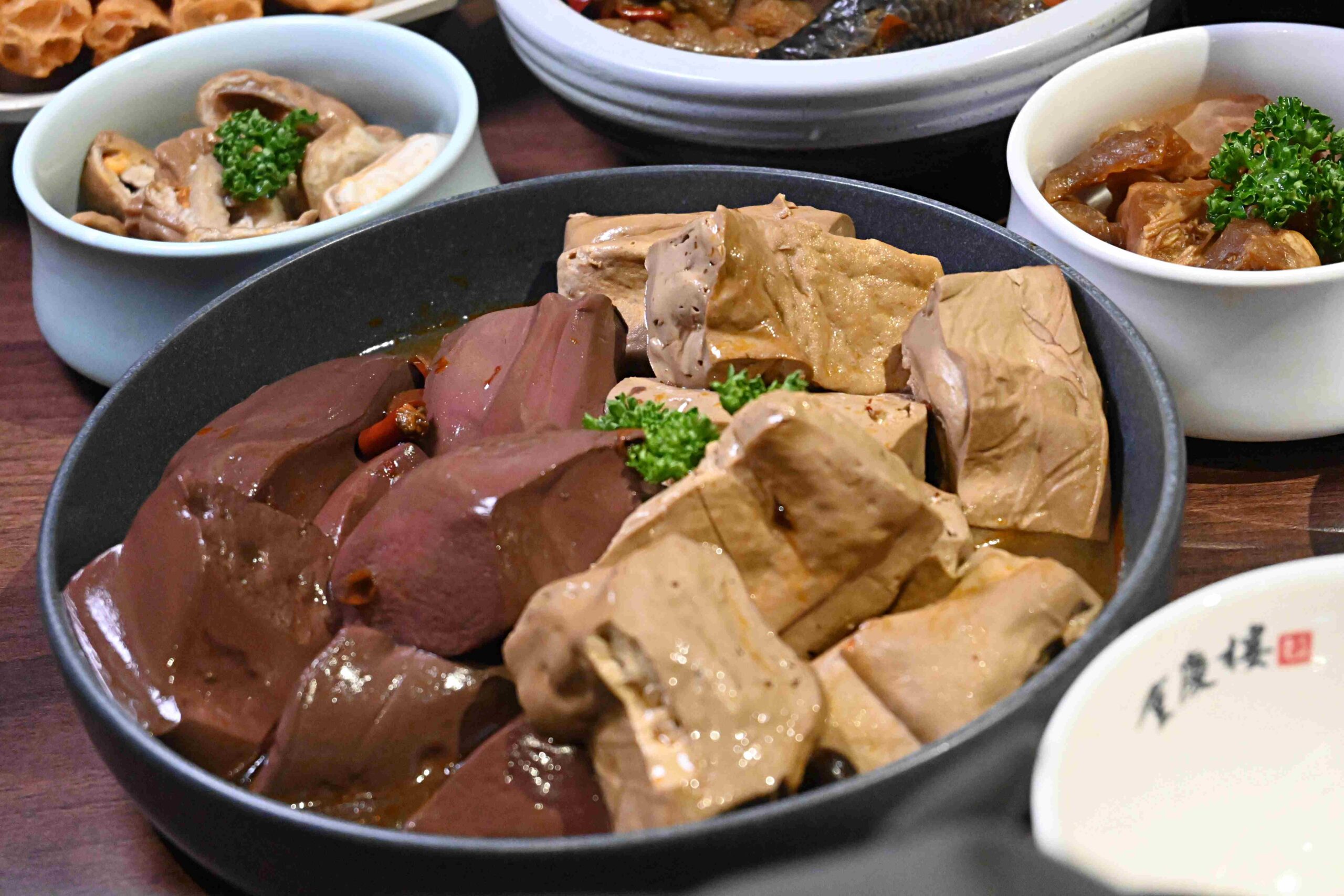 【林口美食】重慶樓｜鴛鴦麻辣鍋＋滷味＋A5和牛！這家火鍋真的太懂吃貨了！(附菜單) @厚片嘴角帶便當